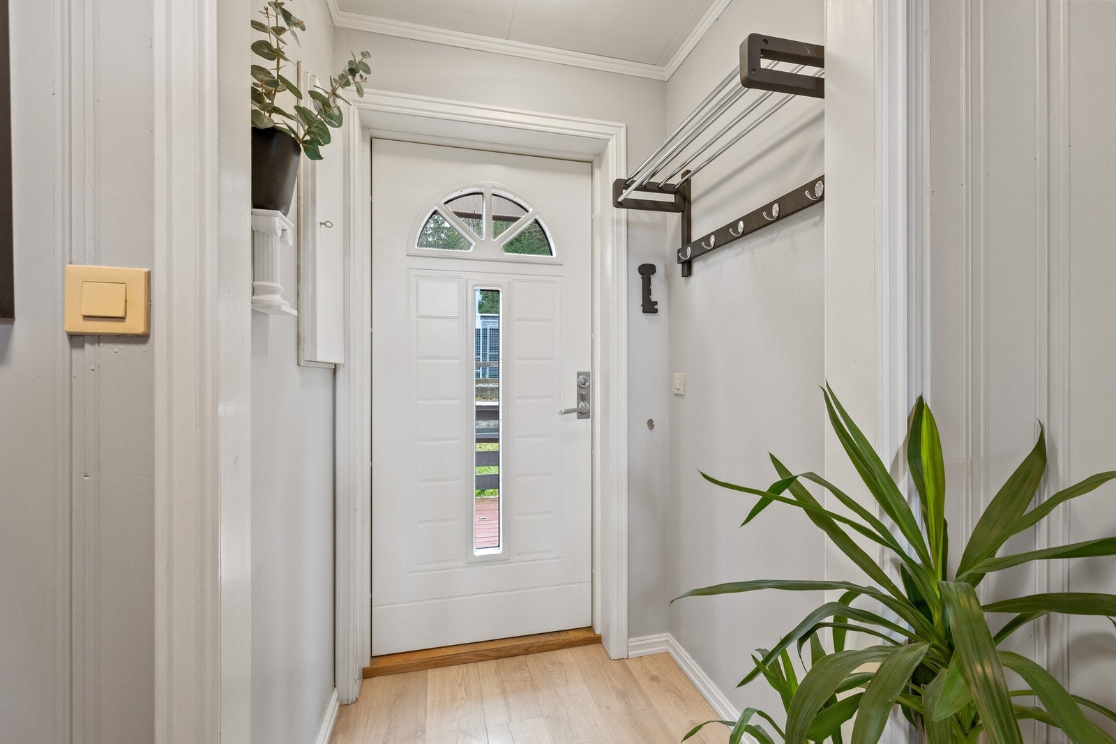 Inn i en lysmalt entré med god plass til oppbevaring av sko og annet yttertøy. Galleribilde