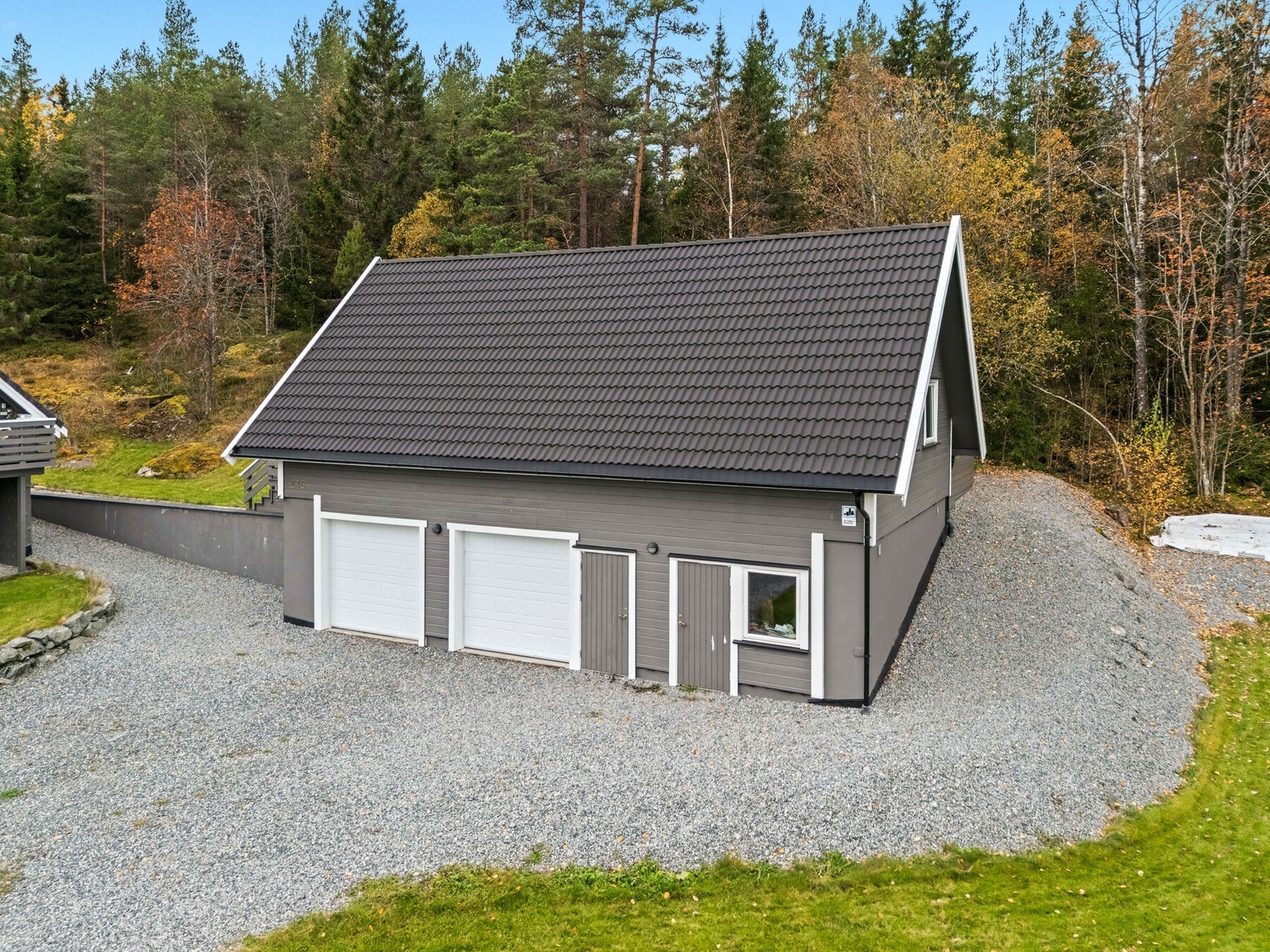 Garasjen ble bygget i 2009 og har god plass til biler og bodareal. Galleribilde