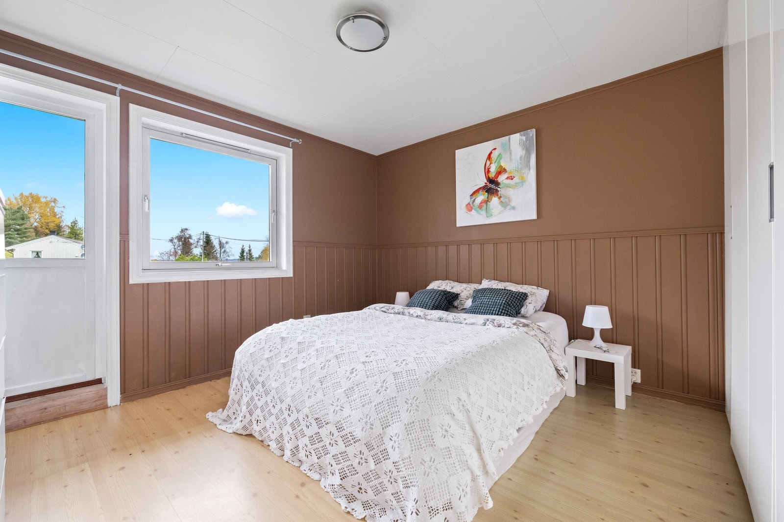 Rom nr. 1 har brystning på vegg, malt i en dus jordtone og har stor graderobe med gode oppbevaringsmuligheter. Her får du god plass til dobbeltseng med tilhørende møblement. Galleribilde