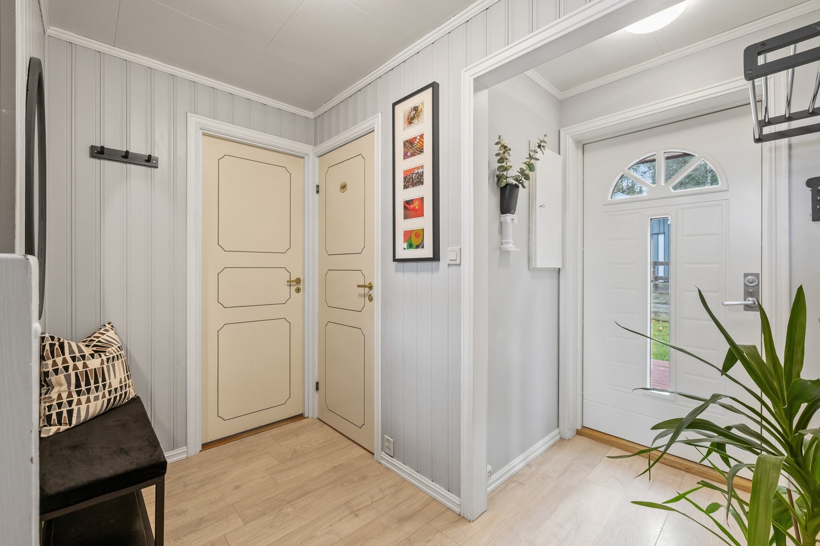 Fra entéen har du adkomst toalettrommet og vaskerommet. Galleribilde