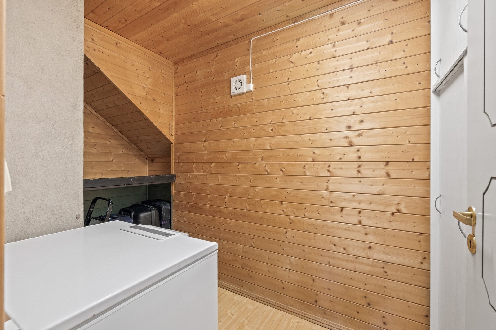 Bodene er praktiske for lagring og ekstra fryser. Galleribilde