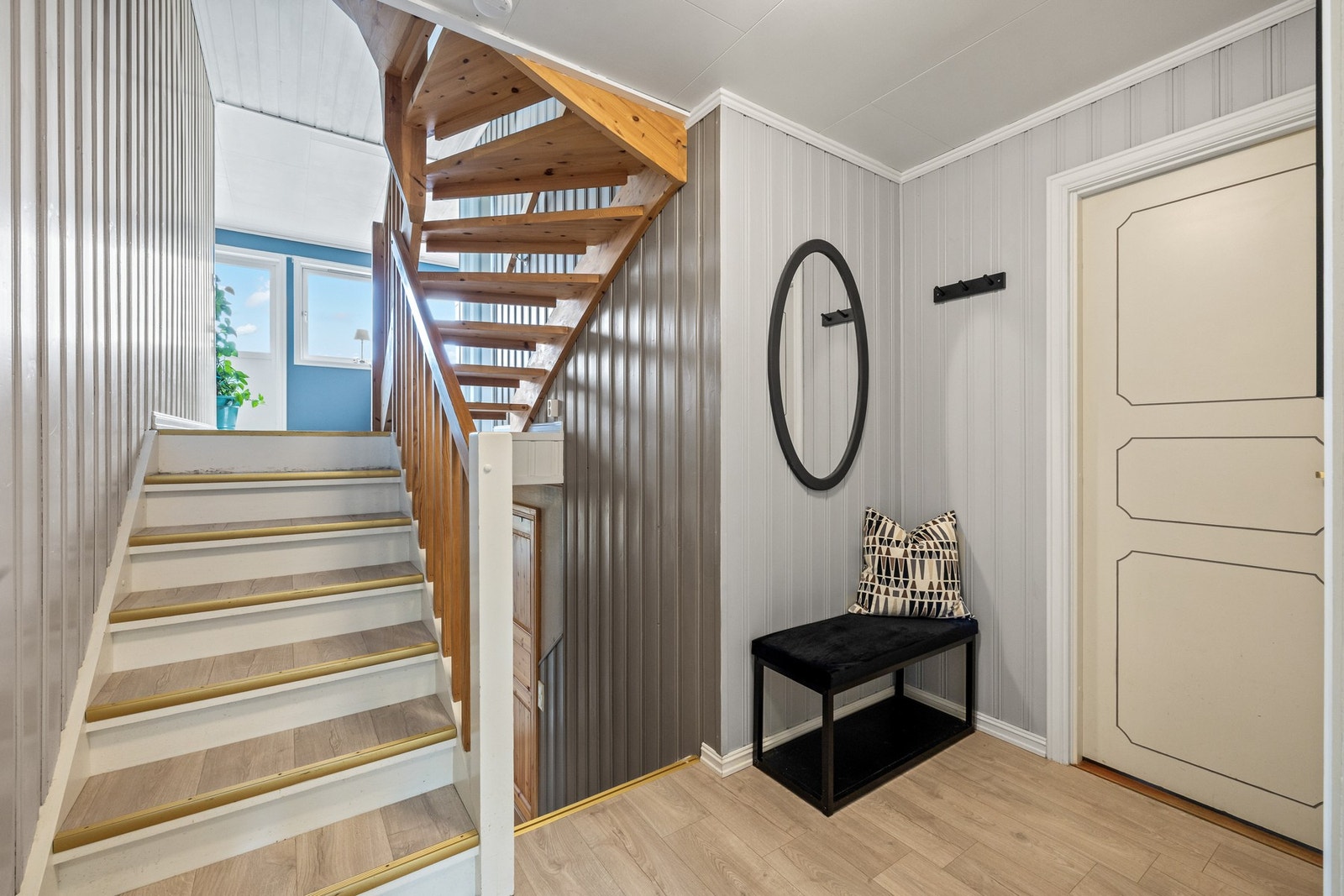 Veggene er malt gråmalt trepanel og gulvene har slitesterk laminat. Galleribilde