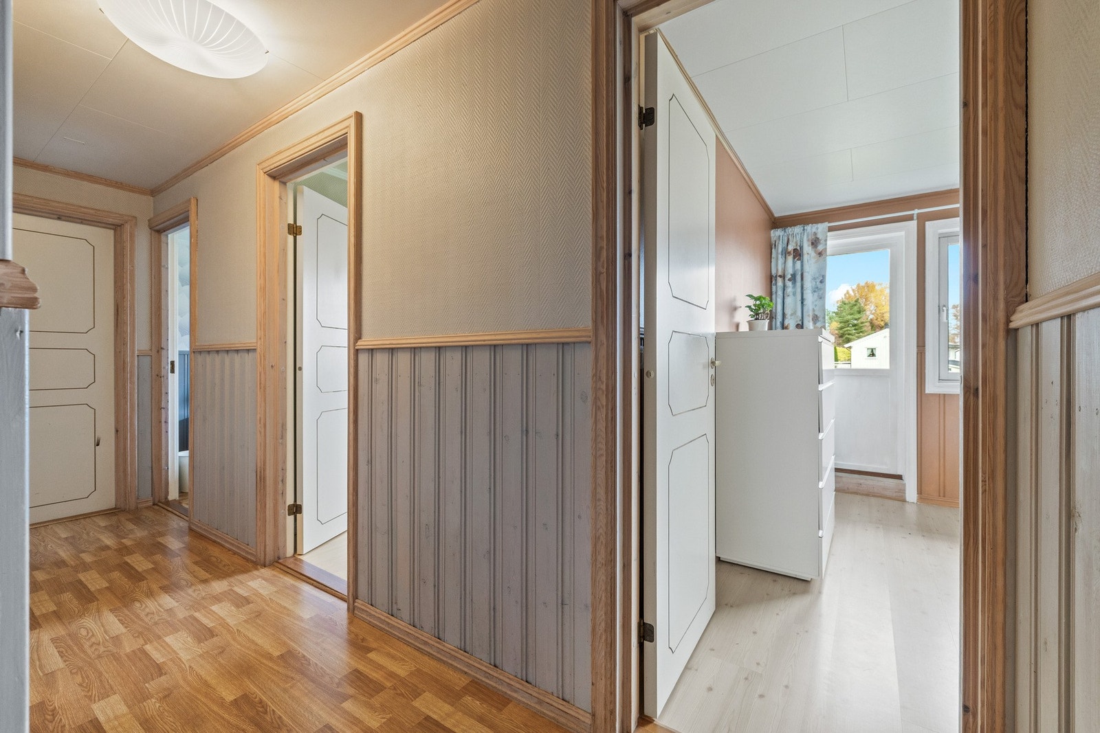 Fra gangen har du adkomst til soverommene, badet og de to bodene i etasjen. Galleribilde