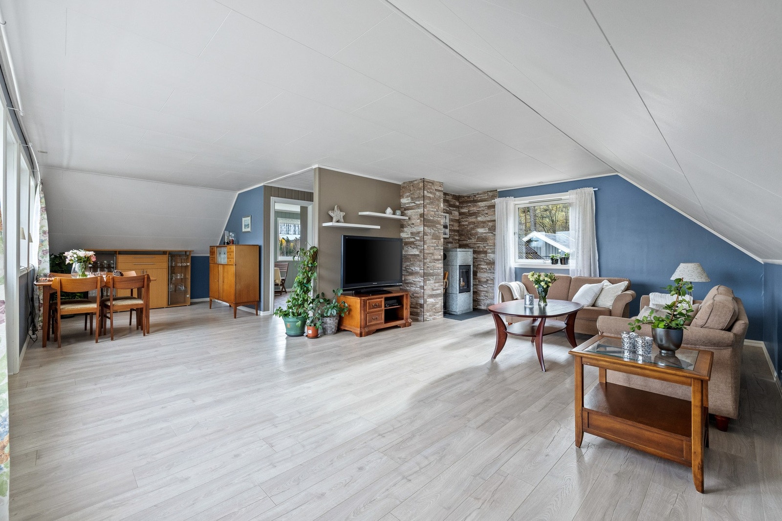 Den åpne løsning gir rikelig med møbleringngsmuligheter og de store vinduene gir godt med lysinnslipp. Galleribilde