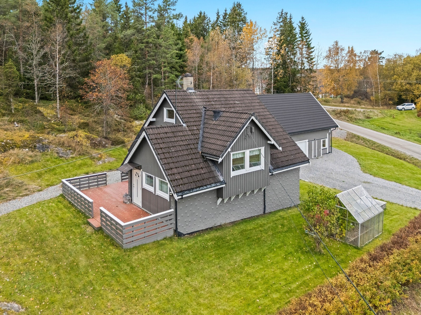 Boligen har skjermet markterrasse ved entréen. Galleribilde