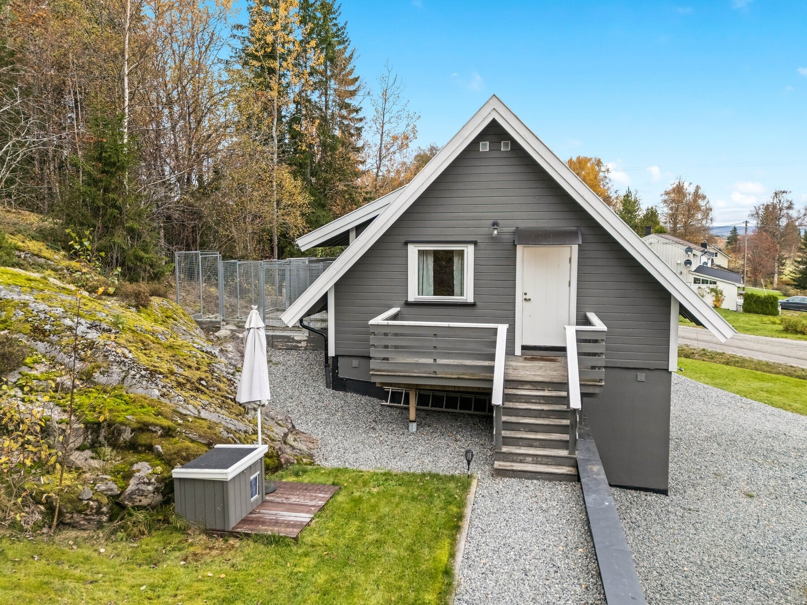 I overetasjen til garasjen er det innredet hundepensjonat. Galleribilde