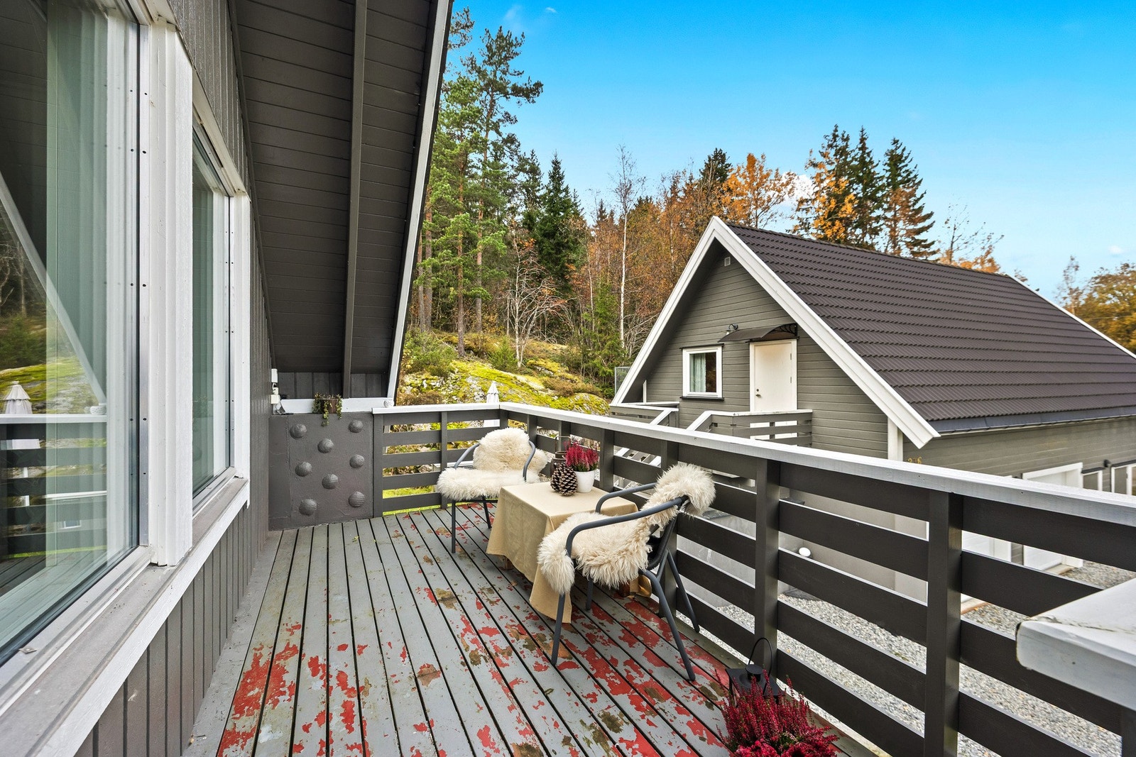 Her har du god plass til en sittegruppe og kan nyte en god kaffekopp. Galleribilde