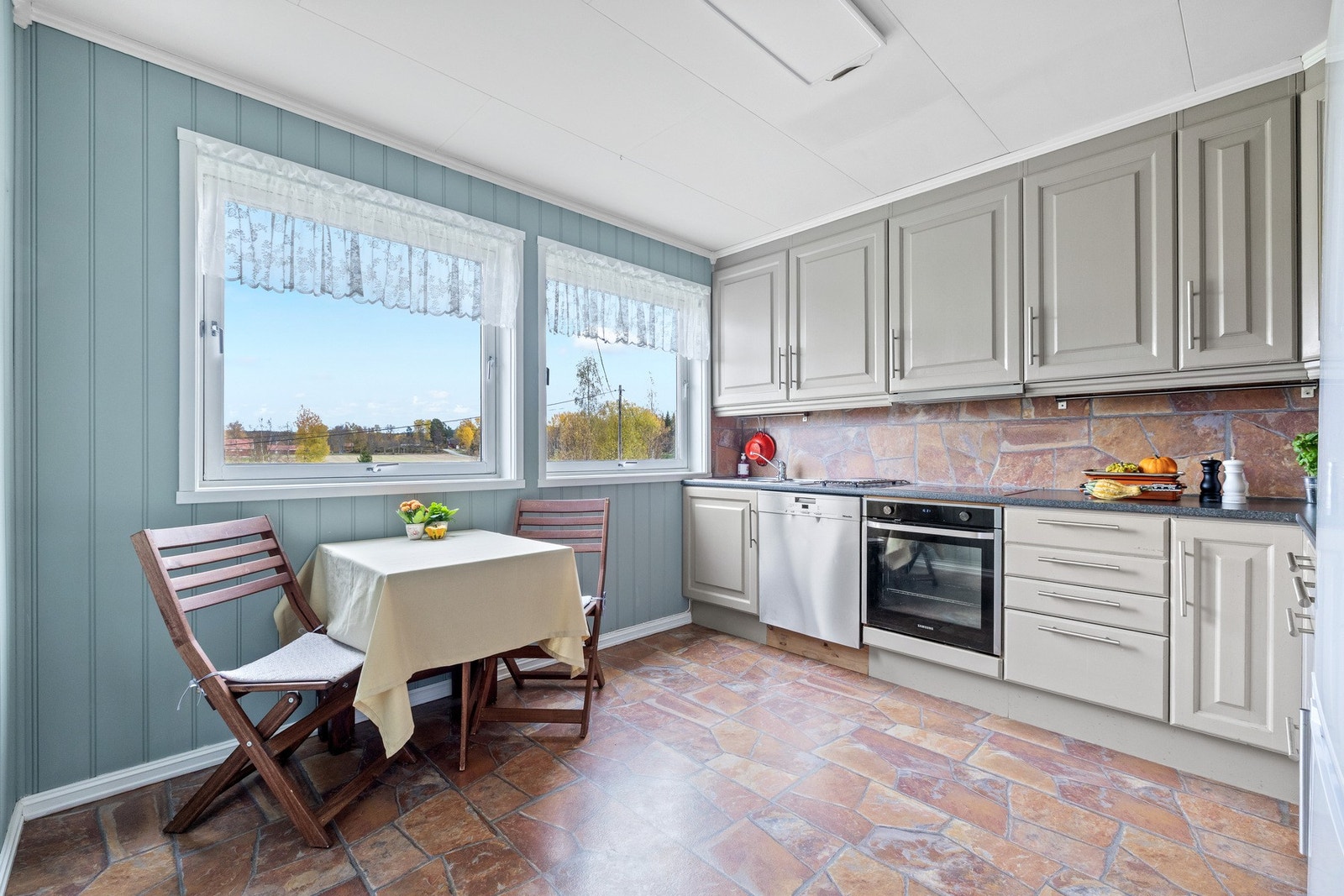 Kjøkkenet har god plass til et spisebord med stoler for å nyte hverdagsfrokosten eller kaffen under vinduet. Galleribilde