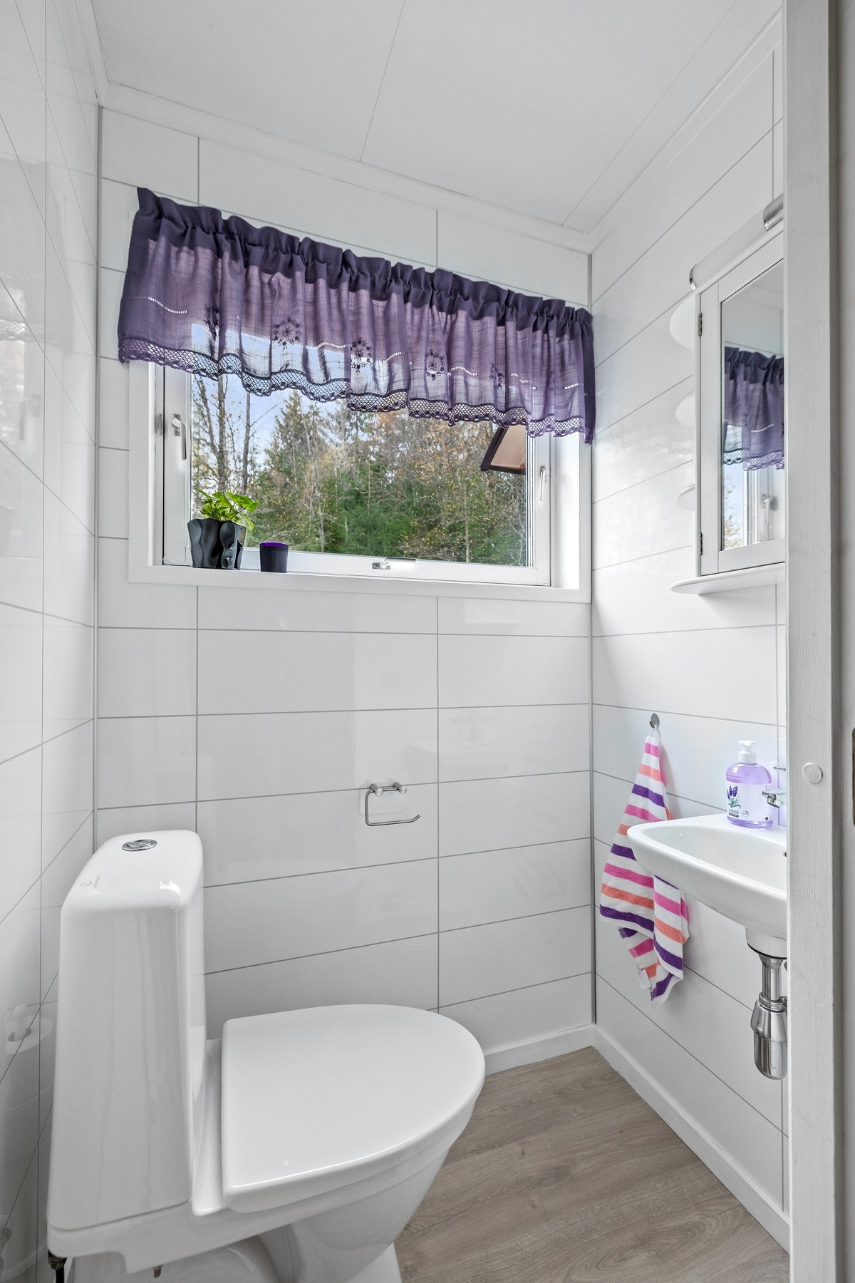 Boligen har eget toalettrom i forbindelse med entéen. Rommet er renovert i 2025 med laminat på gulv og plater på veggene. Galleribilde