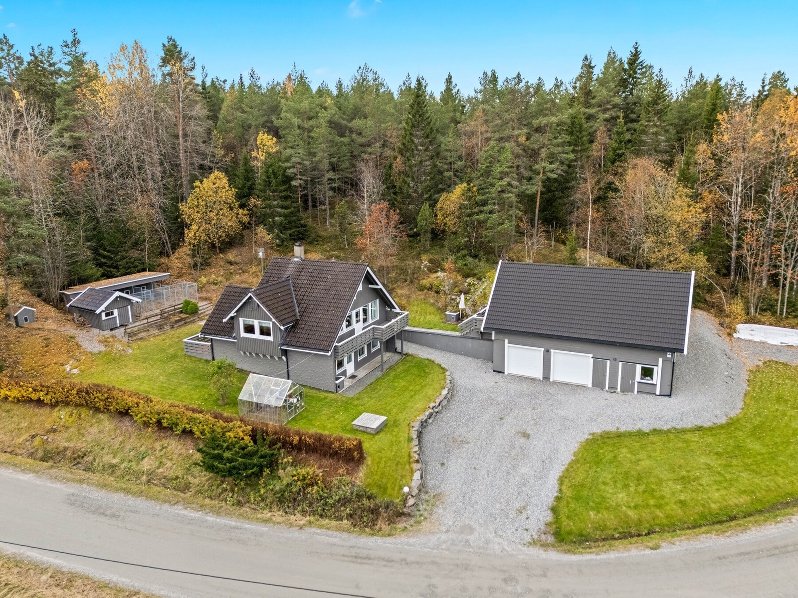 Boligen ble bygget i 1986 og har flotte uteområder og markterrasse og balkong. Galleribilde