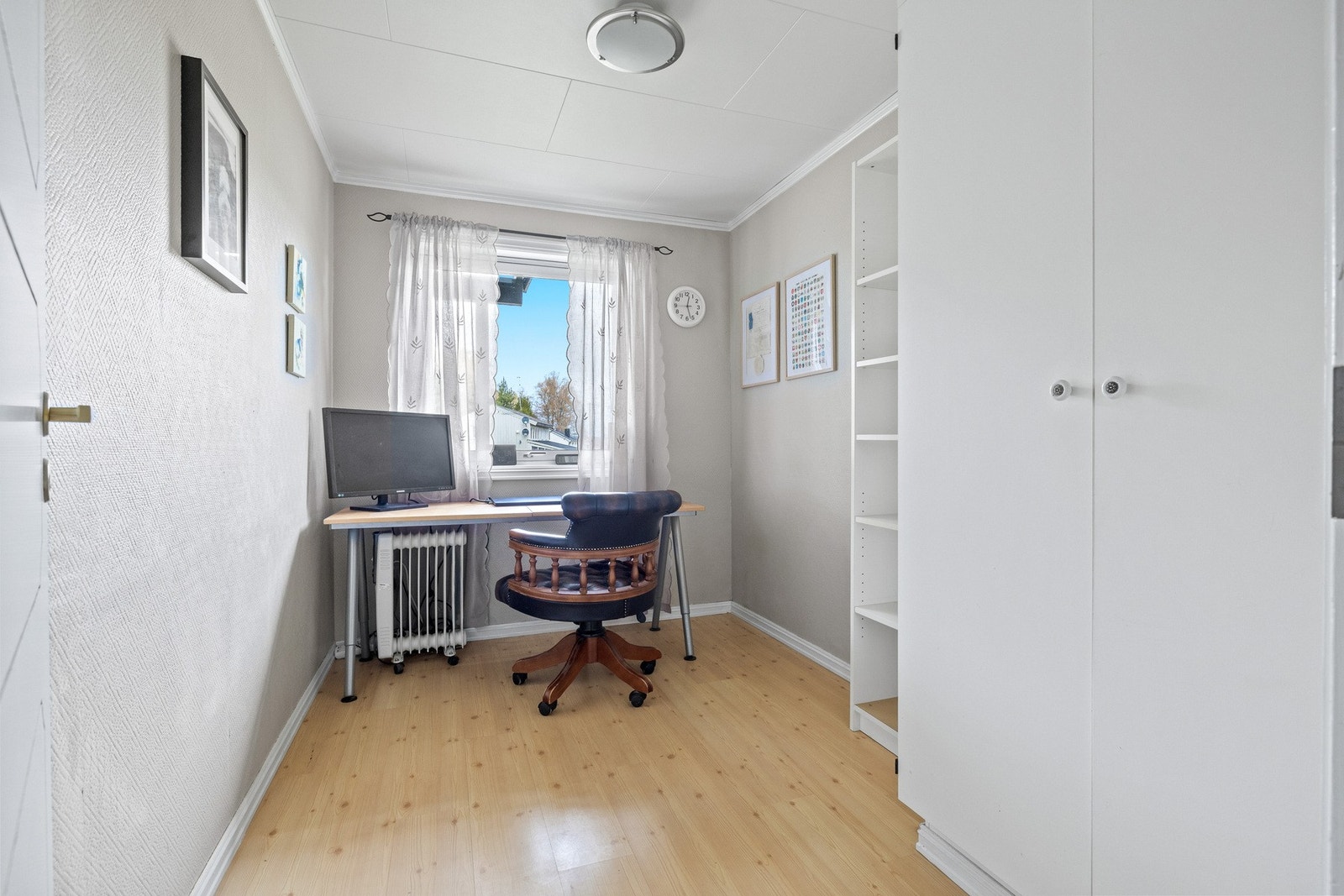 Rom nr. 2 har malt strie og laminat på gulv. Rommet er innredet som hjemmekontor og passer ypperlig som gjesterom eller barnerom. Galleribilde