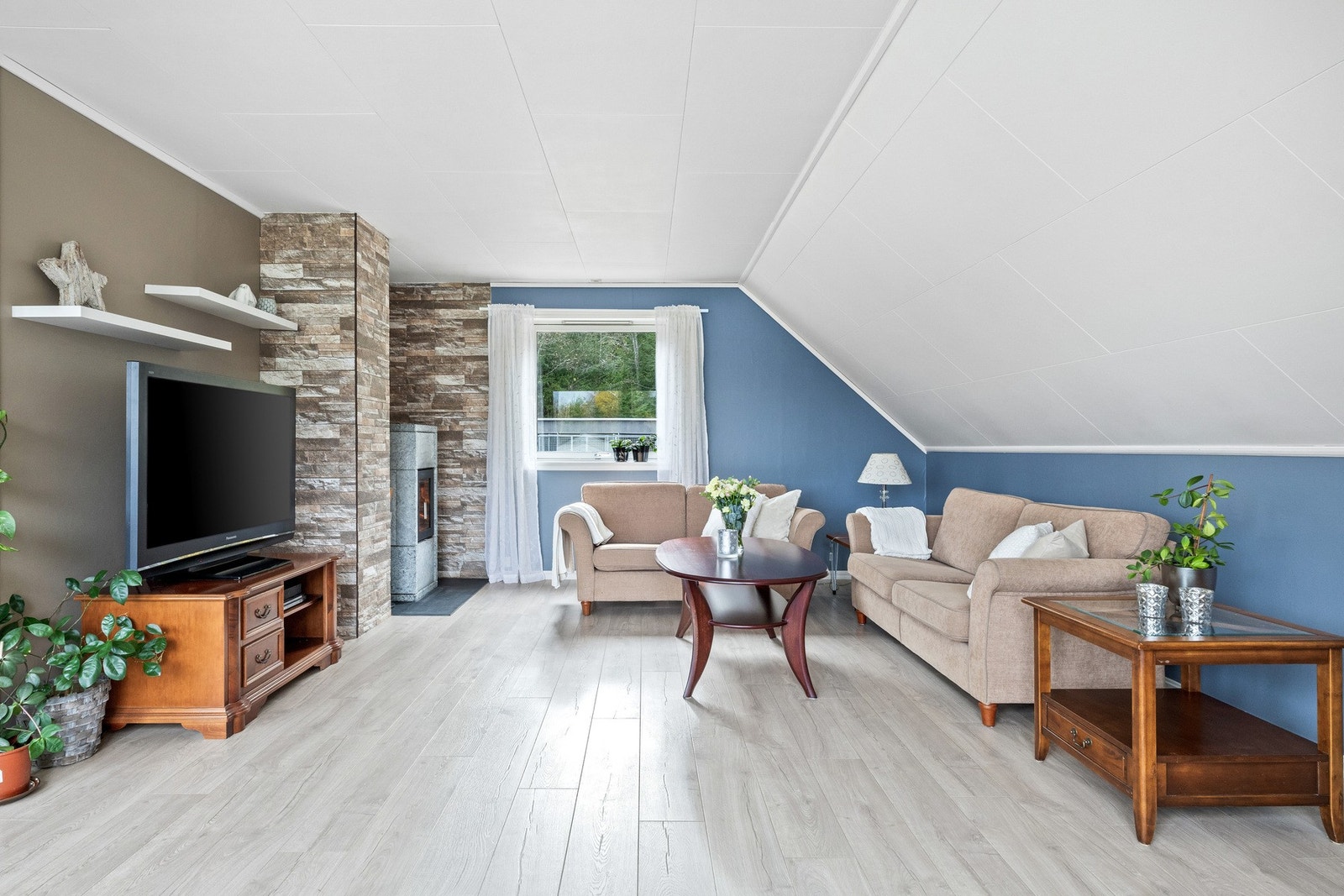 Stuen har slitesterk laminat på gulvene og malte plater på veggene. Galleribilde