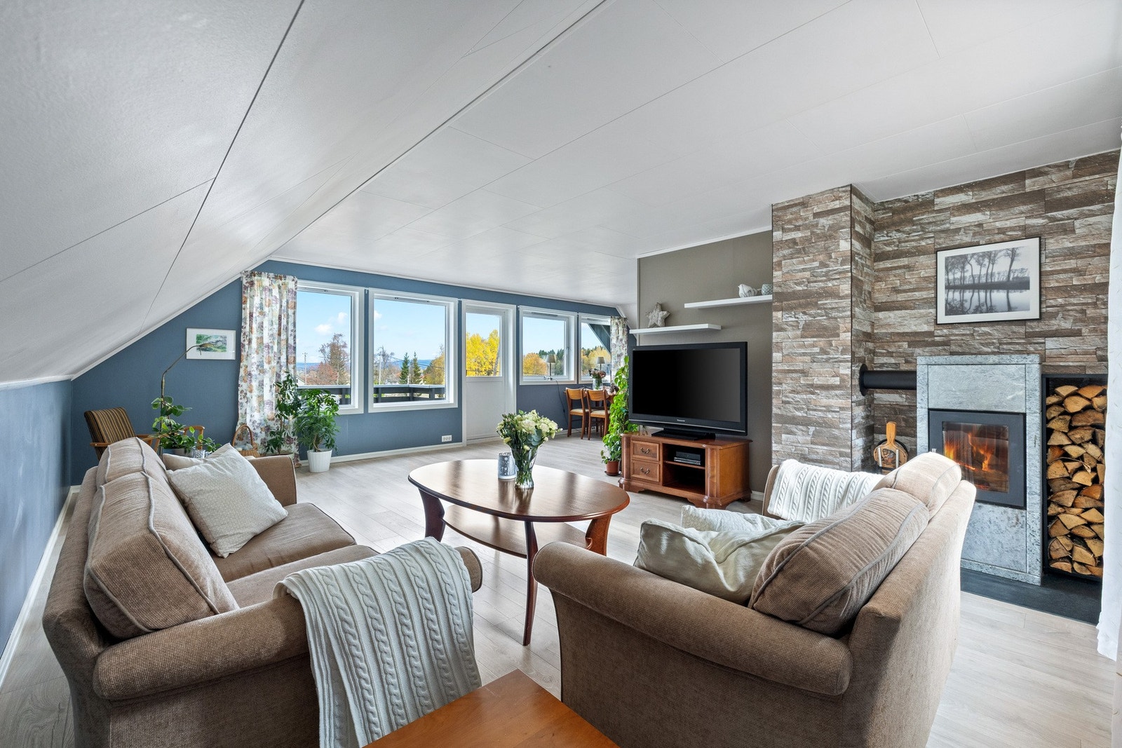 Innvendig fremstår boligen lys og trivelig med praktisk planløsning og store oppholdsrom. Galleribilde