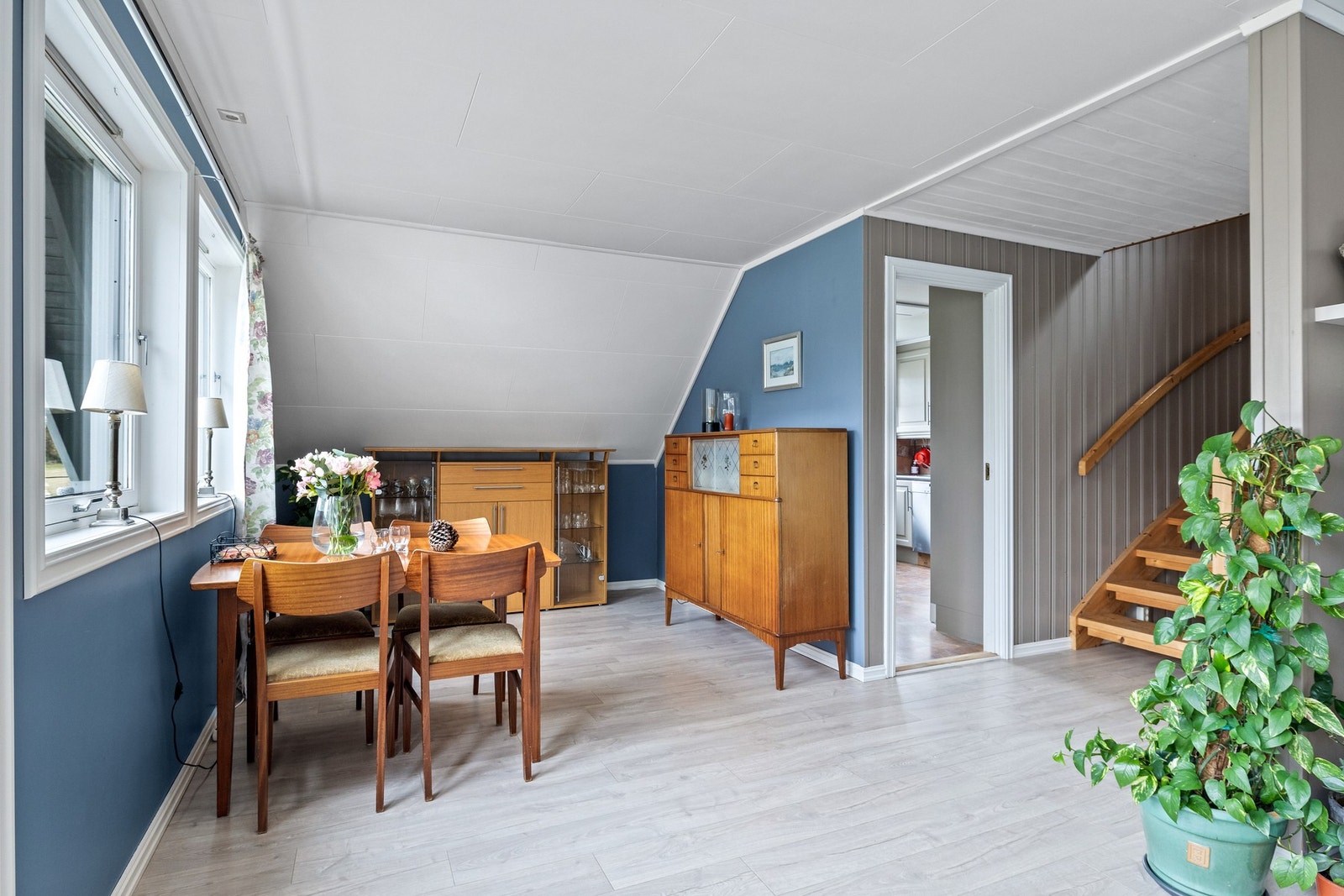 Boligen har en stor åpen stue med god plass til sittegruppe og spiseplass. Galleribilde