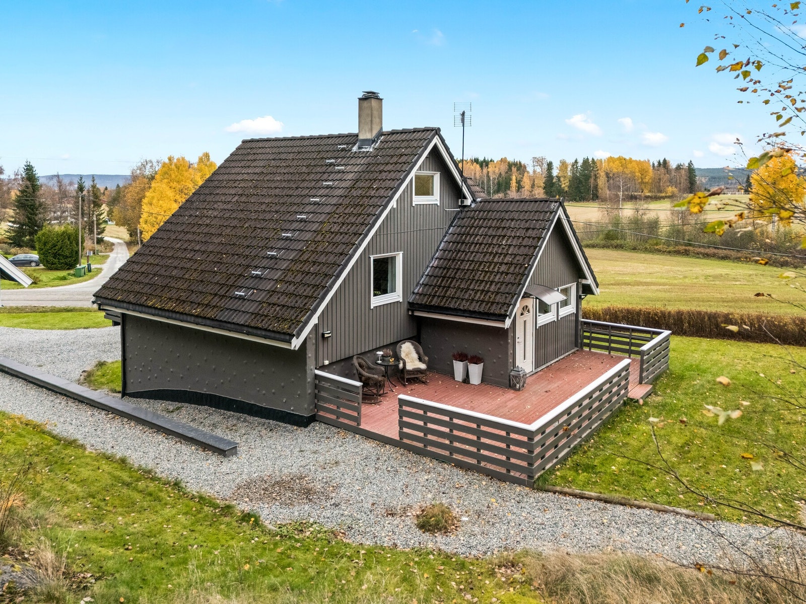 Det er gruslagt adkomst fra parkeringsplassen og frem til inngangen. Galleribilde