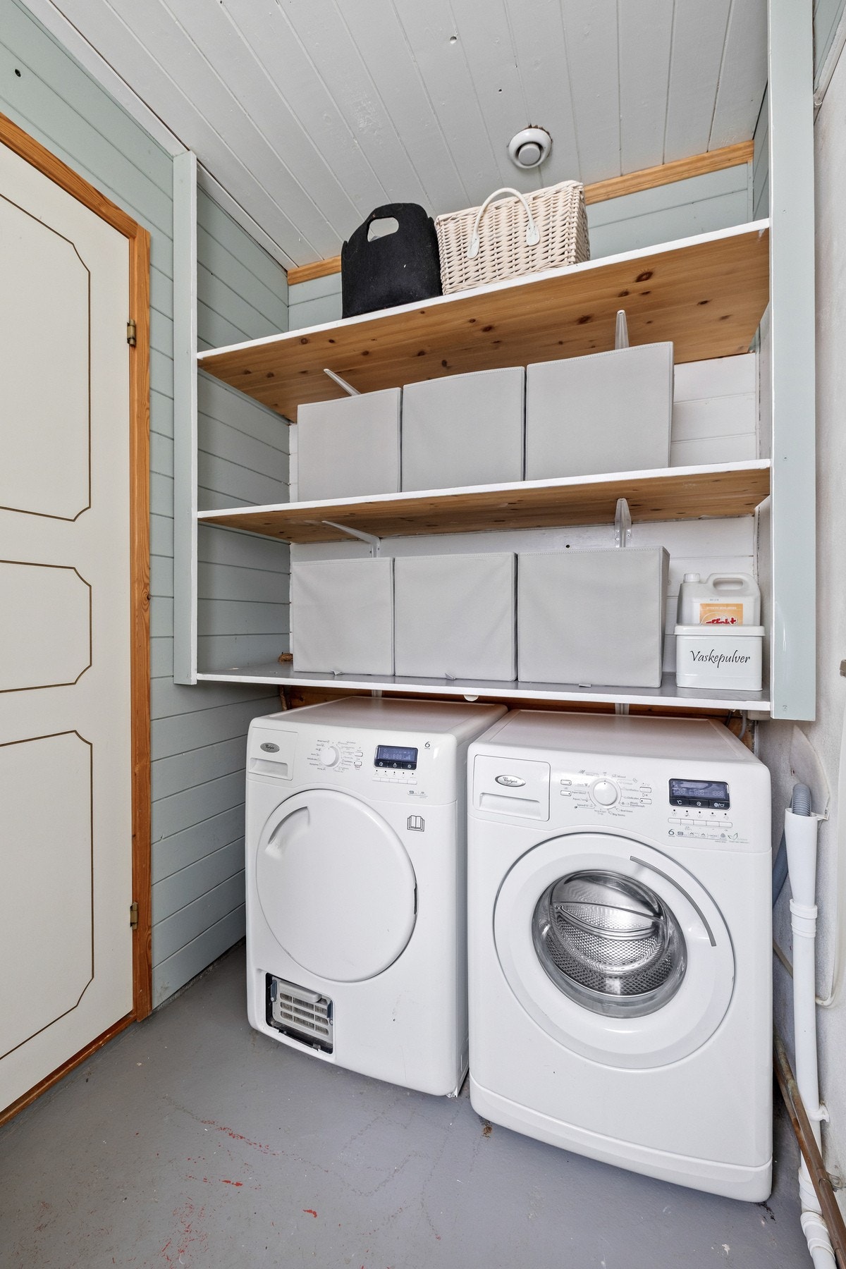 Vaskerommet ligger i forbindelse med entréen og er fra byggeår. Gulvet har malt betonggulv og hylleløsning på vegg og opplegg for vaskemaskin og tørketrommel. Galleribilde