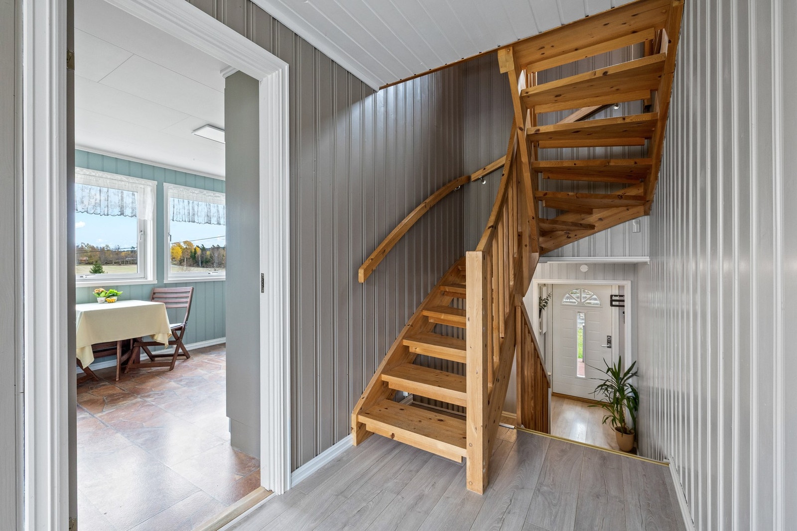 Boligen består av tre hovedplan og et halvplan. Galleribilde