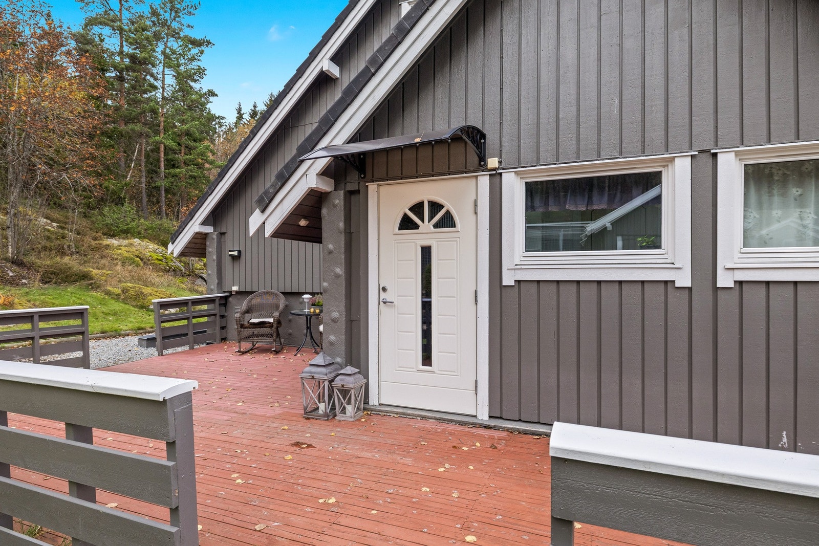 Du ønskes velkommen inn via markterrassen hvor du har god plass til sittegrupper. Galleribilde