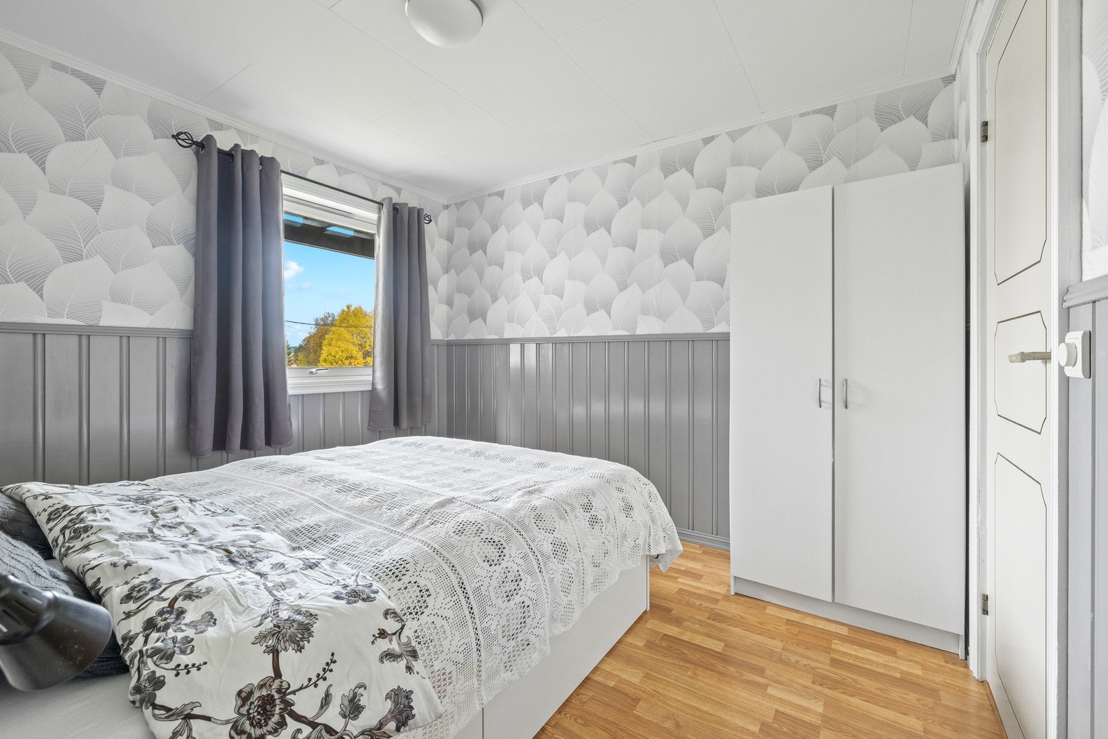 Her har du god plass til dobbeltseng og tilhørende møblement. Galleribilde