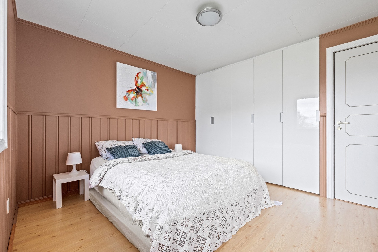 Gulvet er lagt med slitesterk laminat. Her får du store vinduer som gir godt med lysinnslipp og egen terrasseutgang. Galleribilde