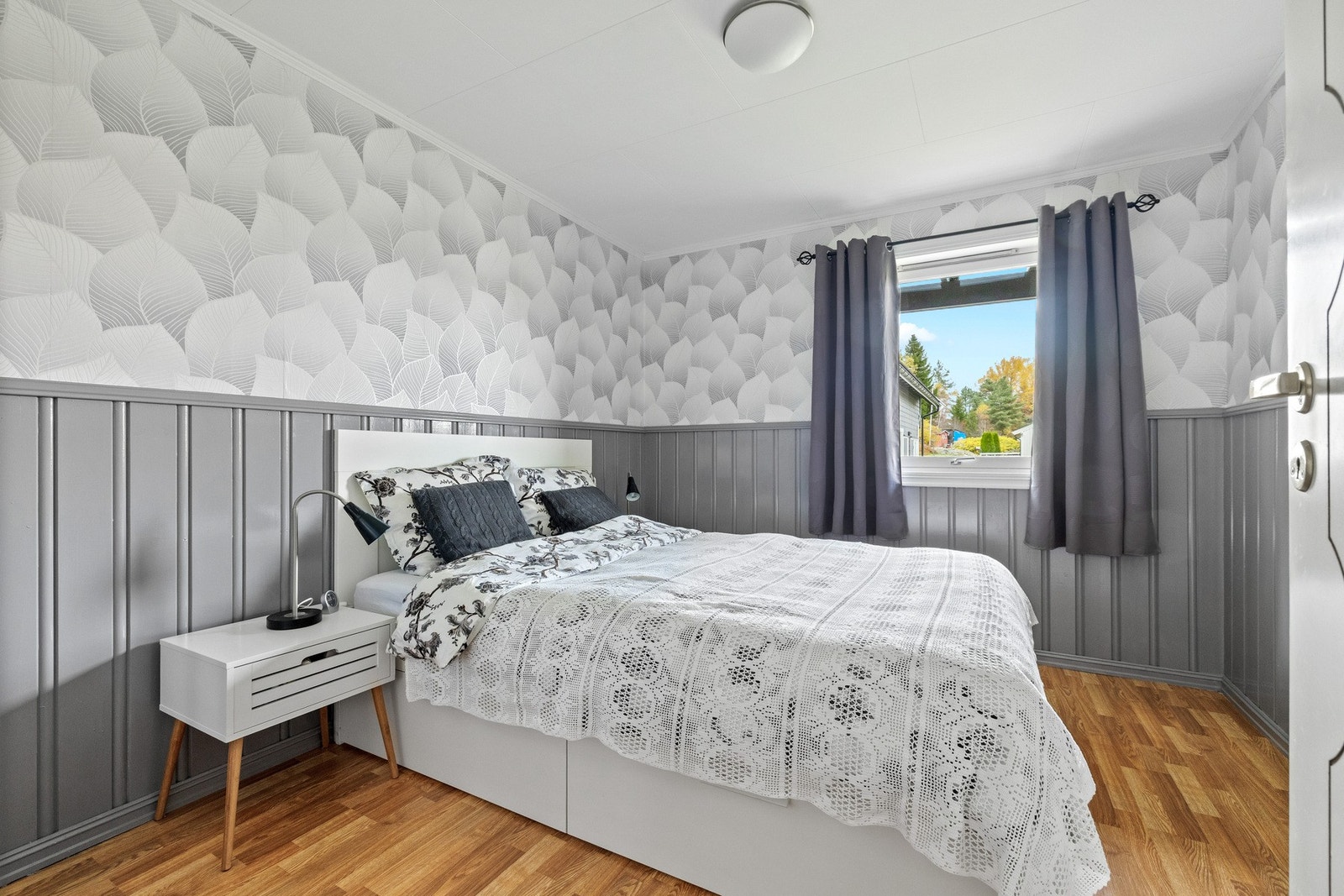 Soverom 3 er innredet til hovedsoverom og har malt grå brystning og tapet på veggene, slitesterk laminat og god plass til garderobe. Galleribilde