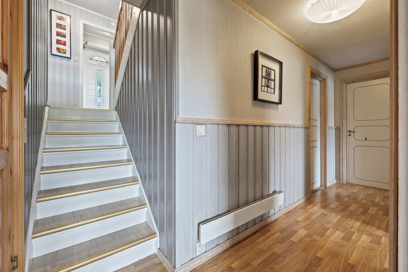 Fra halvplanet i 1. etasje kommer du ned til kjelleretasjen. Galleribilde