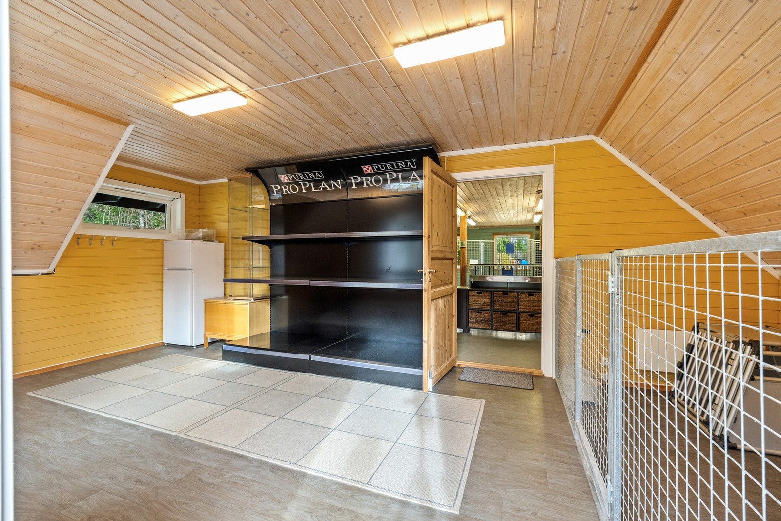 Dagens eier har benyttet det første rommet som utsalgsområde for hundemat, hyllene fra Pro Plan blir stående igjen ved salg. Galleribilde