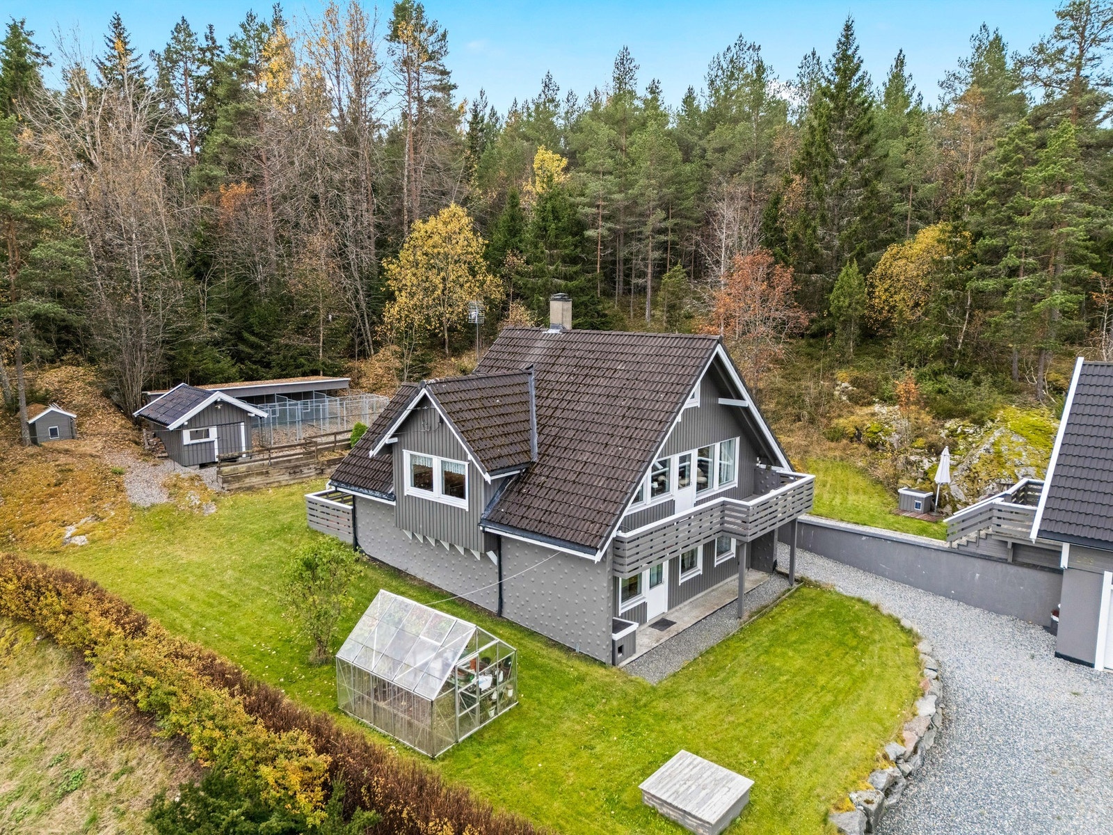 Bak huset er det uthus tilknyttet flere hundehus og hundegårder. Galleribilde