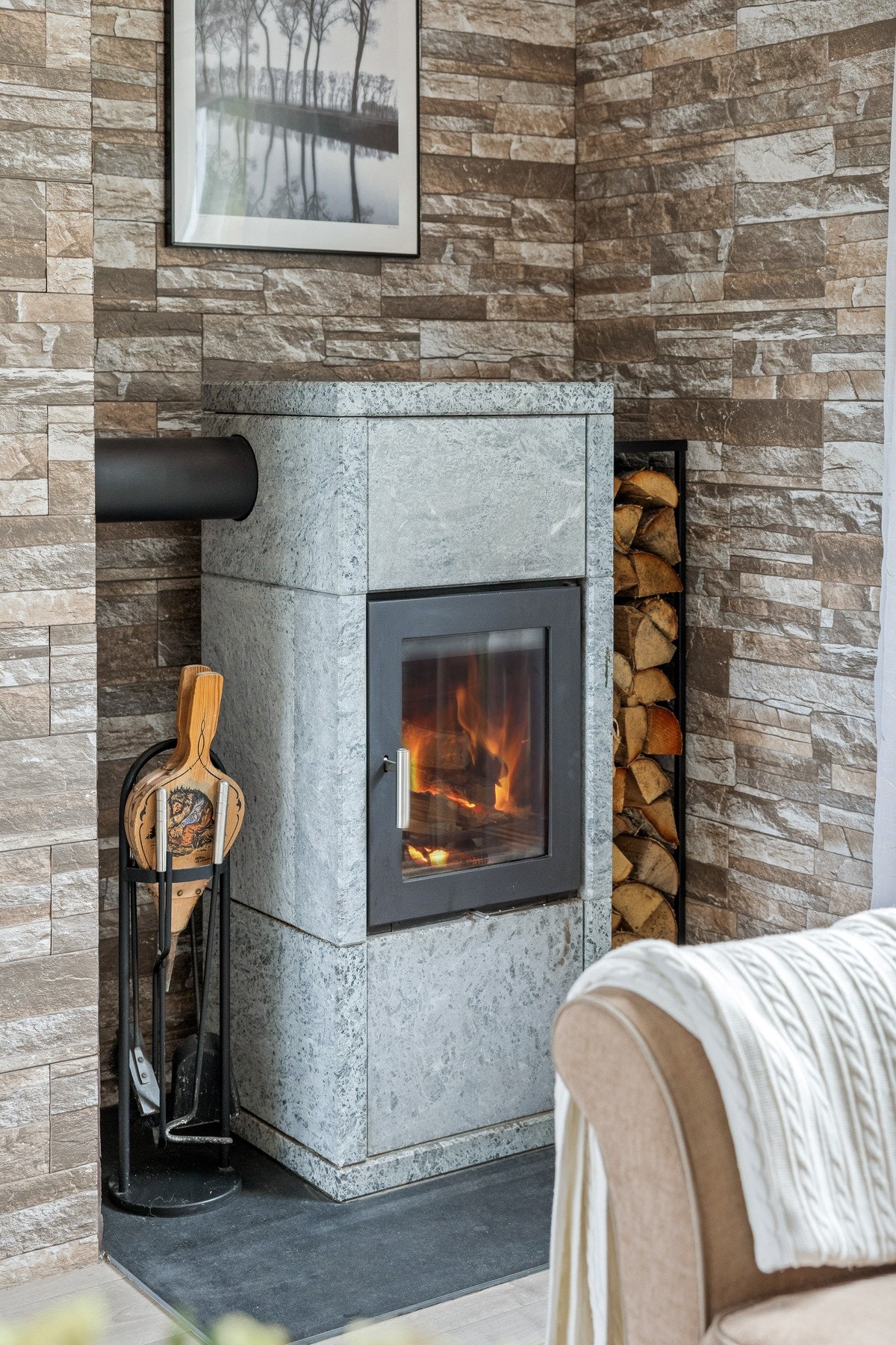 Det er montert en nyere peis med kleberstein som holder god på varmen på kalde vinterdager! Galleribilde