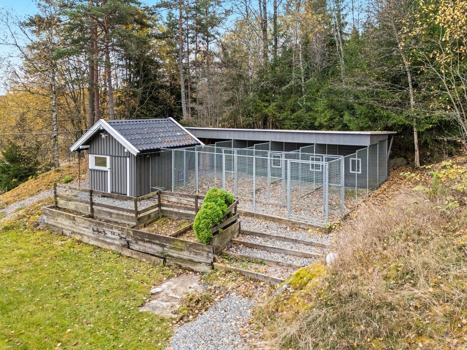 Dagens eier har drevet hundepensjonat og har derfor etablert flere luftegårder. Galleribilde