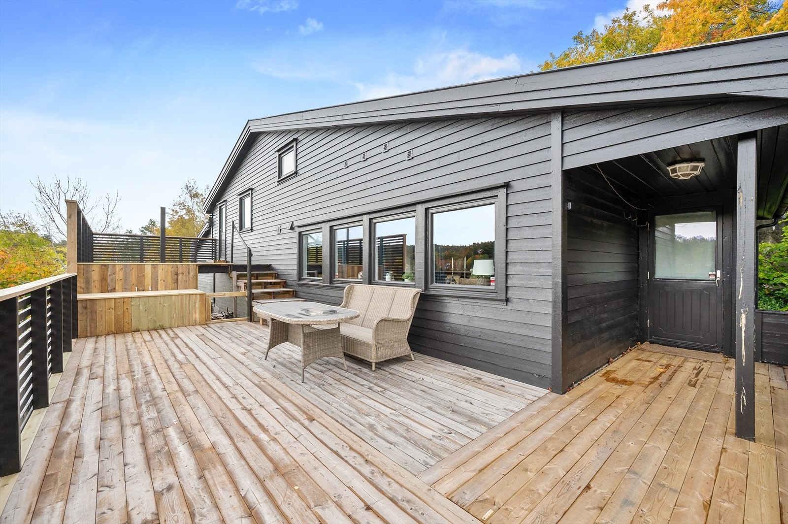 Romslig veranda. Galleribilde