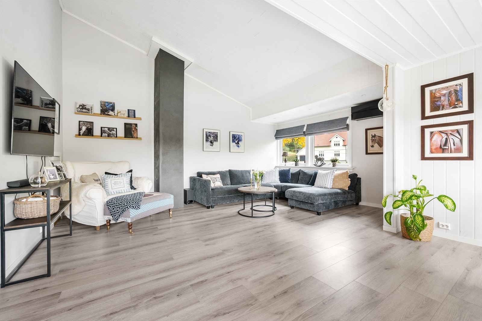 Stue med god takhøyde som gir en luftig og fin romfølelse. Galleribilde