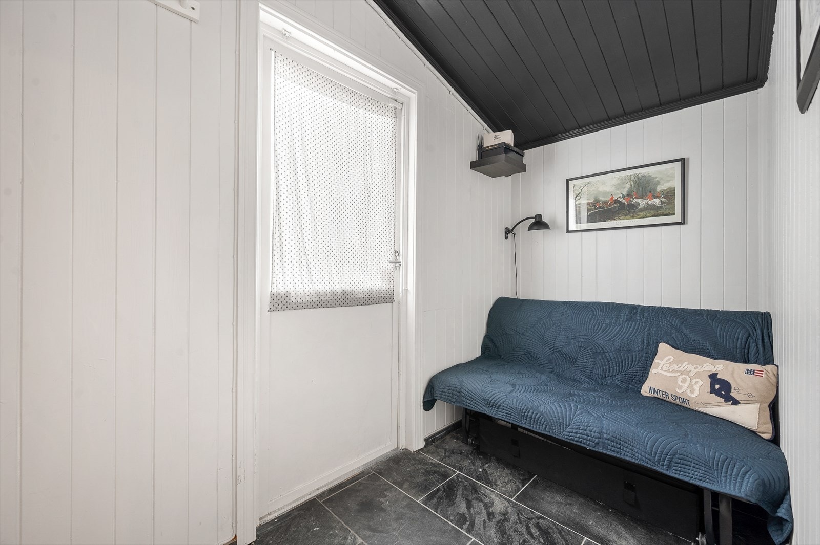 Liten TV-krok i tilknytning ti gangen. Galleribilde