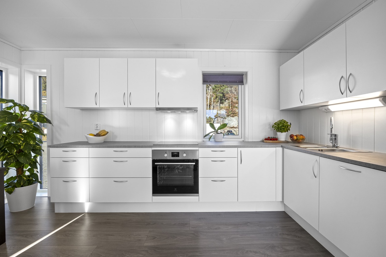 Stilren kjøkkeninnredning med integrerte hvitevarer Galleribilde