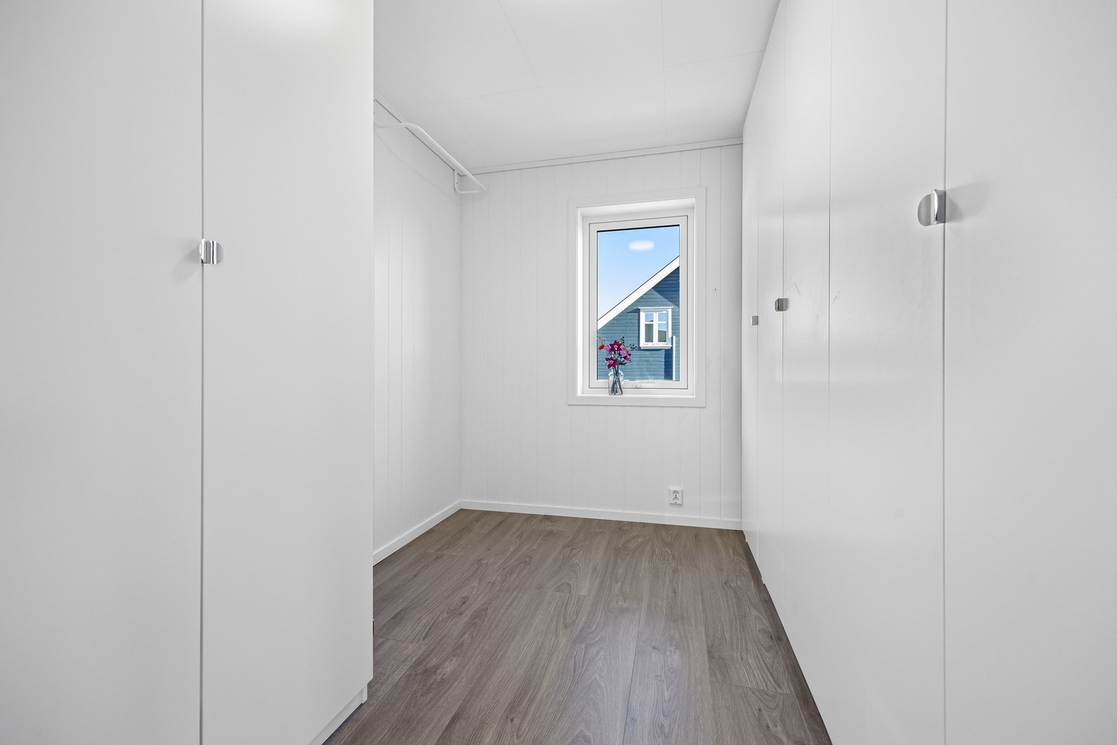 Soverom innredet som garderoberom Galleribilde