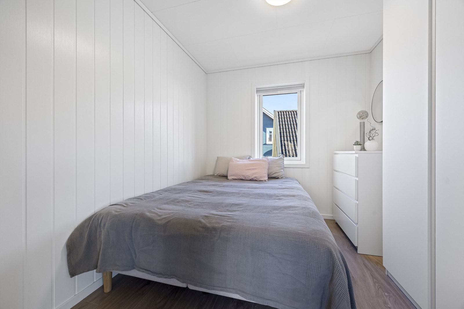 Soverom med garderobeløsning Galleribilde