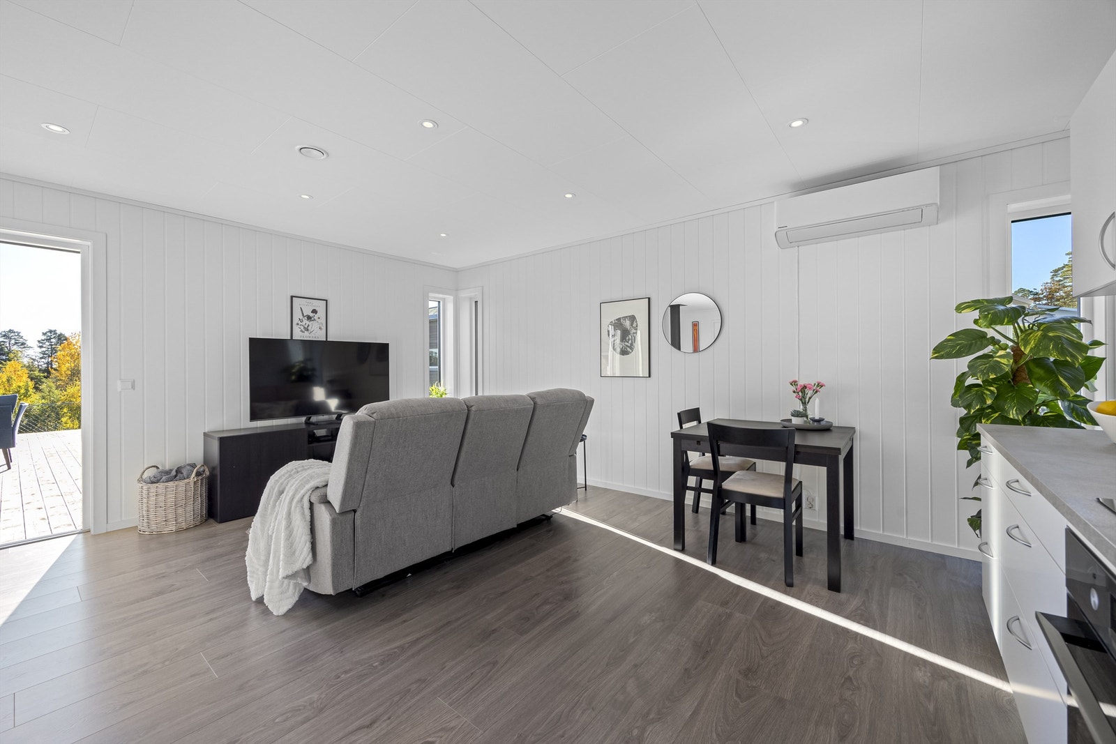 Åpen løsning med direkte adkomst til flott og solrik terrasse Galleribilde