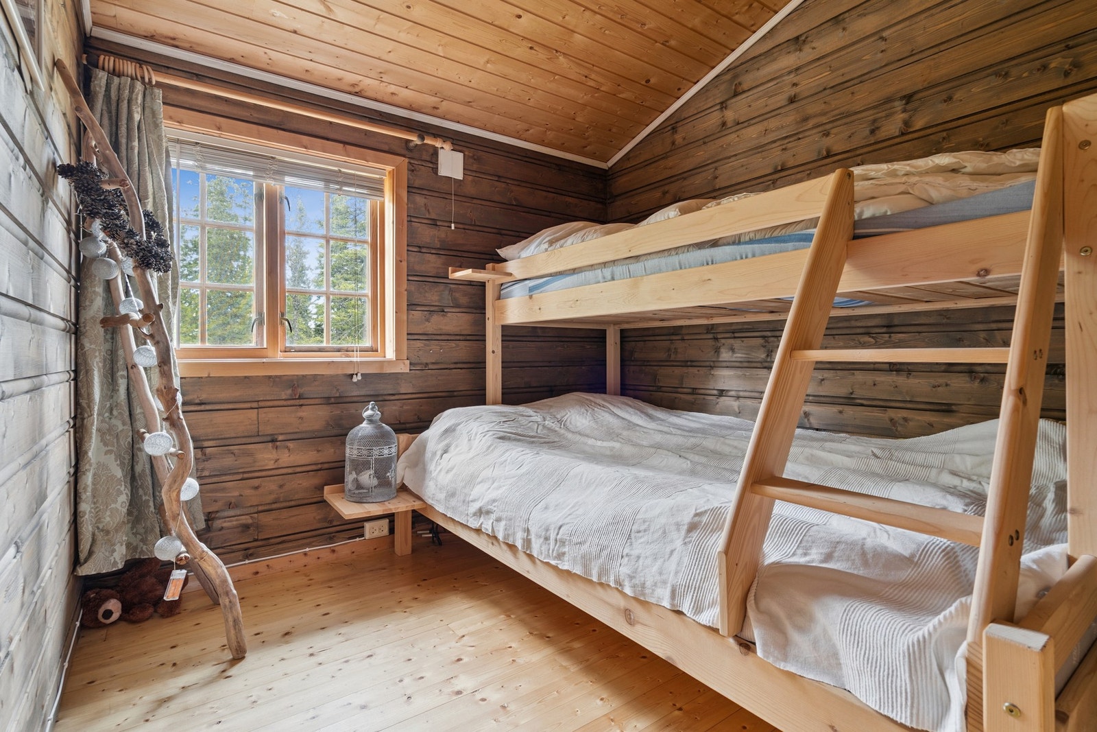 Behandlet tregulv, behandlet panel på vegger og ubehandlet panel i himling. Galleribilde