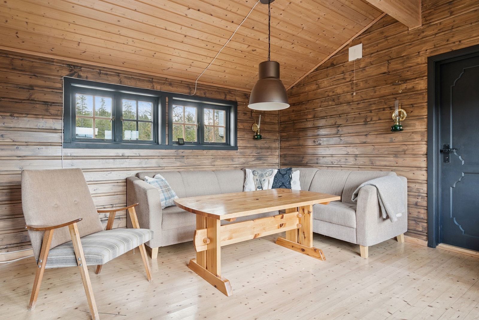 Det er tregulv, panel på vegger og panel i tak. Galleribilde