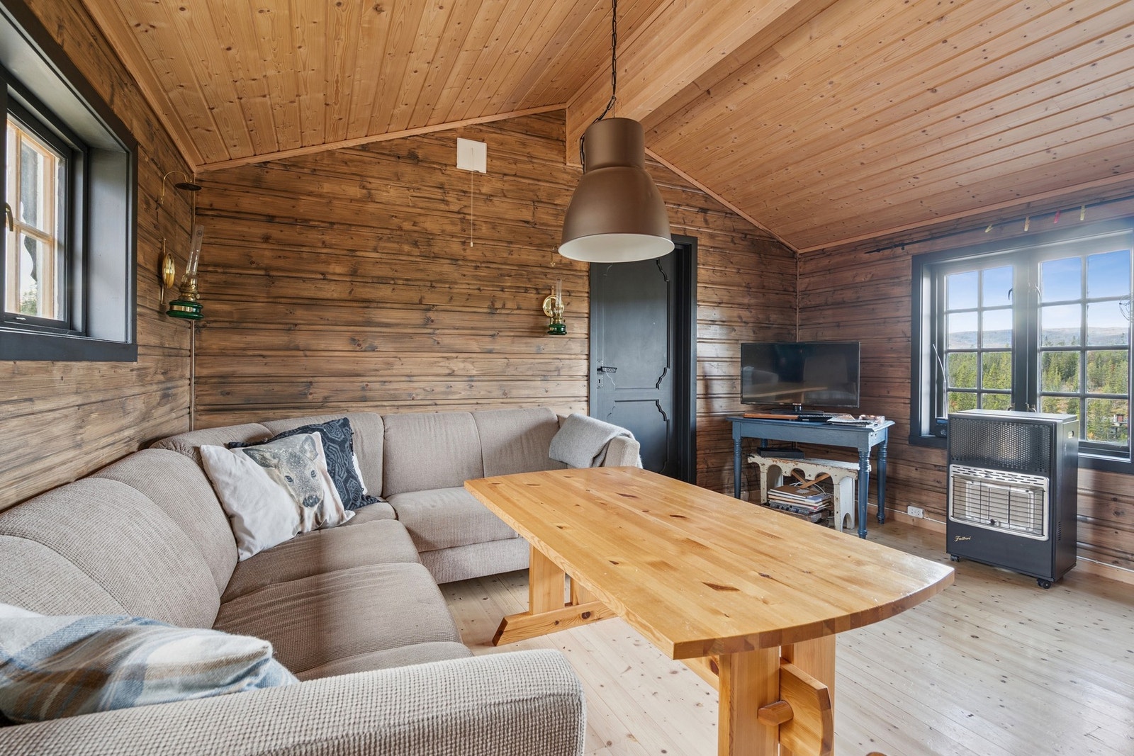 Romslig stue med mye naturlig belsyning. Galleribilde