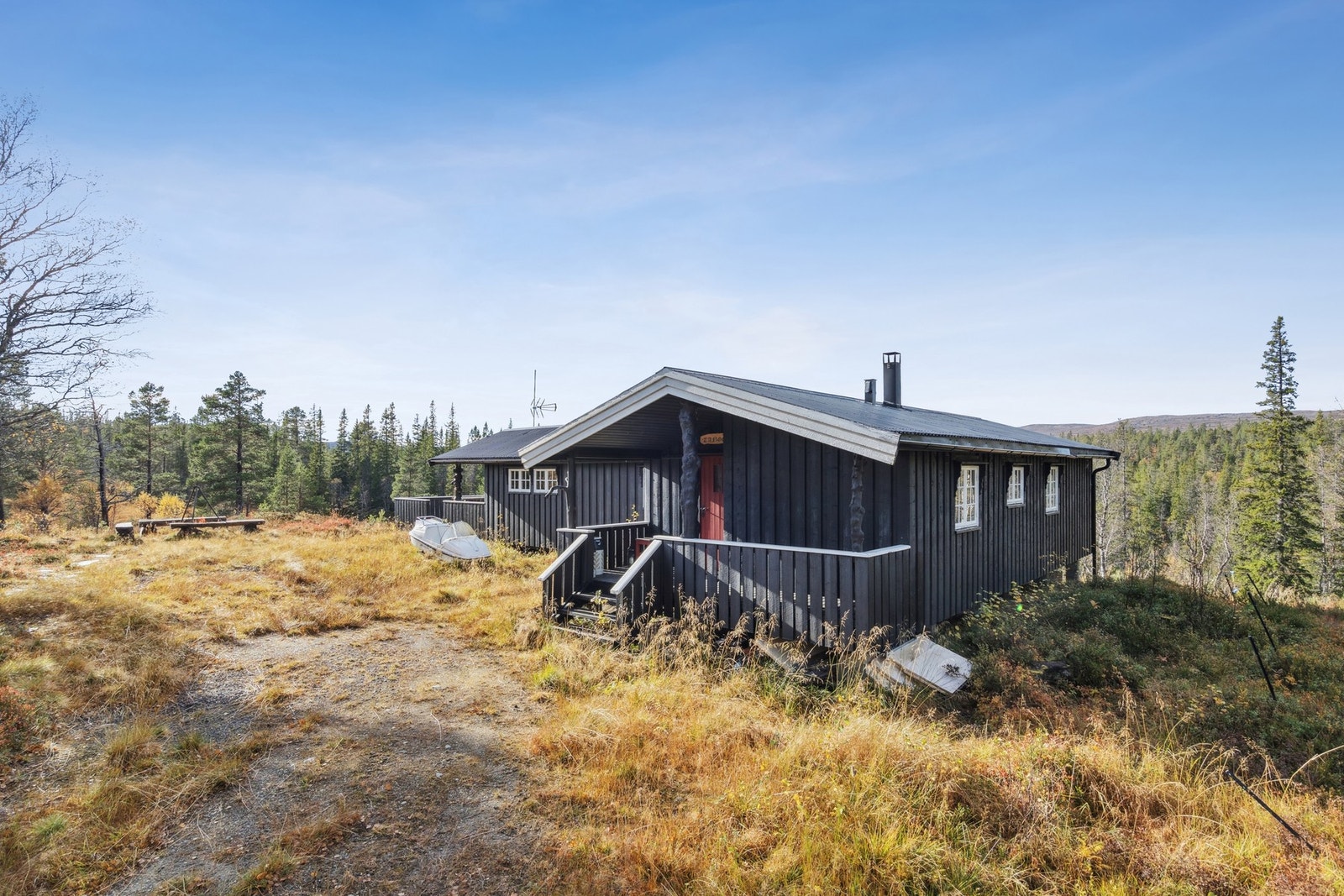 Fritidseiendommen består av hytte på 95 kvm + selvstendig bod på 15 kvm. Galleribilde