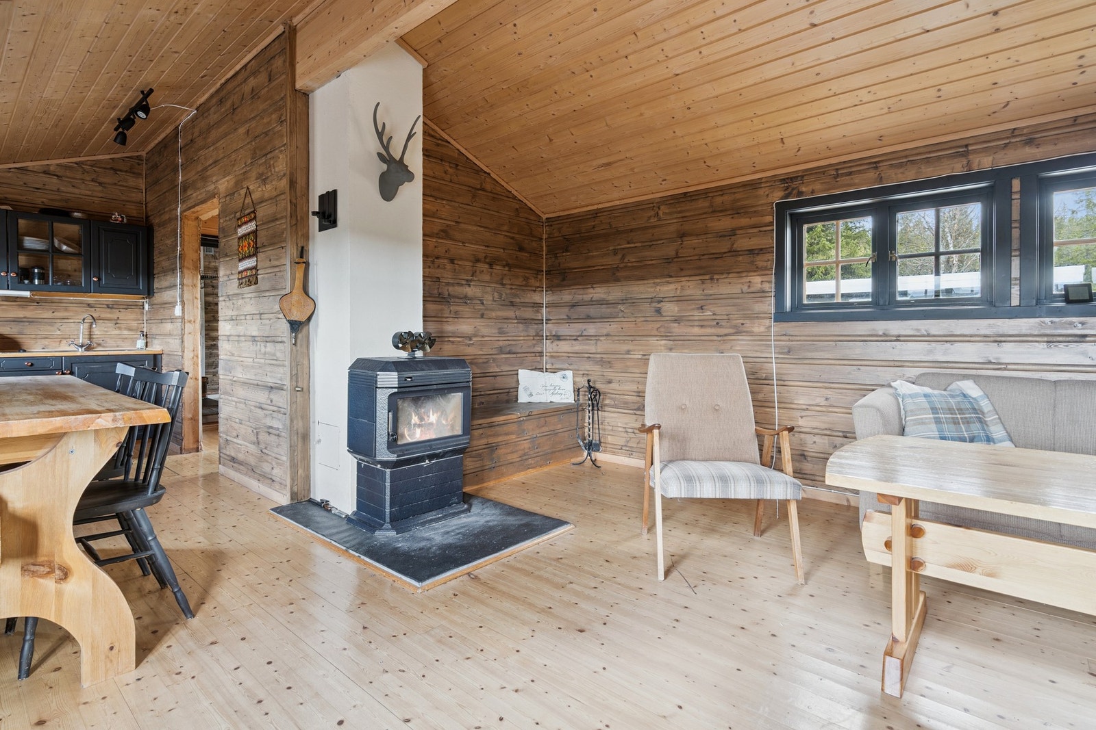 Til oppvarming er det vedfyring og gassovn. Galleribilde