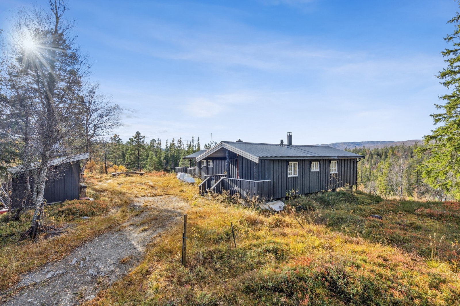 Det er sommervei helt frem til hytten og snøscooter fra Bønnkjølen på vinters tid. Galleribilde