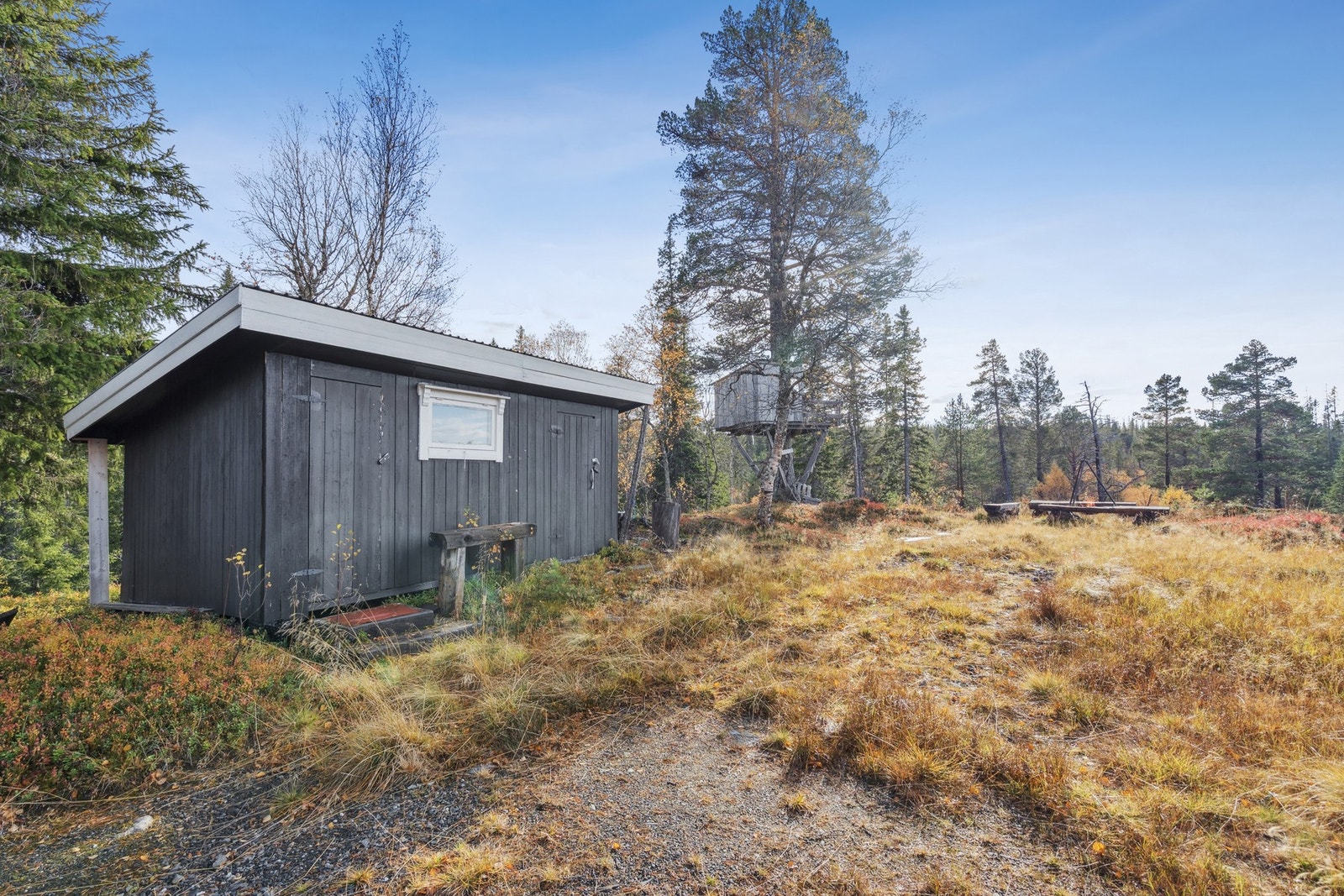 Frittstående bod med lagringsplass og utedo. Galleribilde