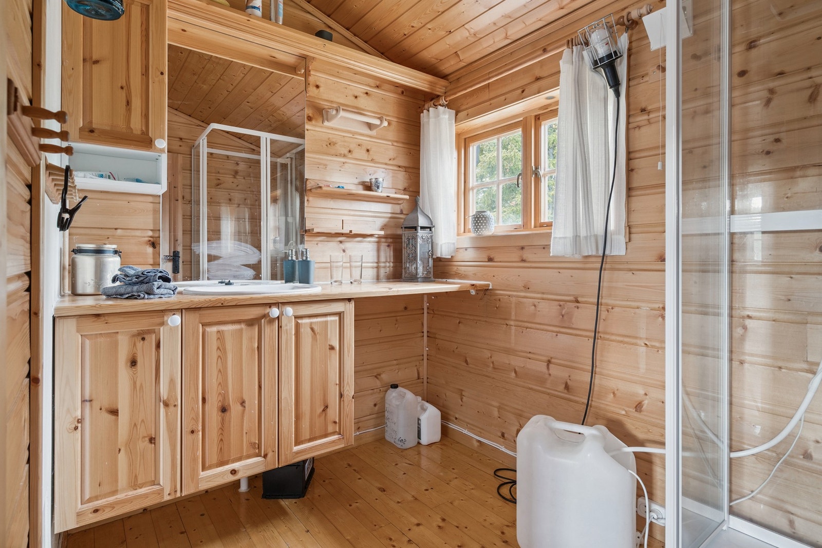 Stellerom utstyrt med servantskap, servant og dusjkabinett. Galleribilde