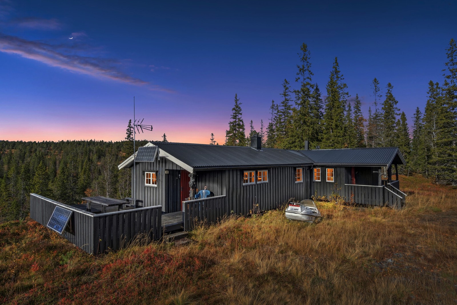 En romslig og tilbaketrukken fritidseiendom beliggende like ved Rensjøen, Selbu (redigert kveldsfoto). Galleribilde