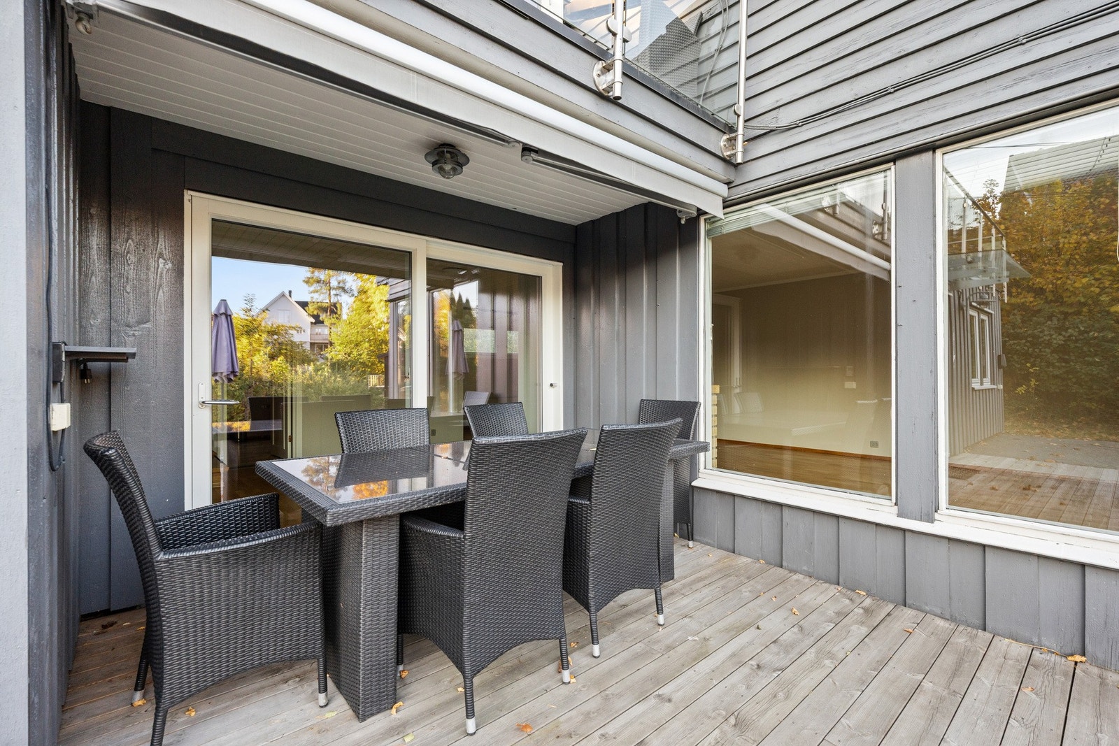 Her har du god plass til sittegrupper, grill og annet ønsket møblement . Galleribilde