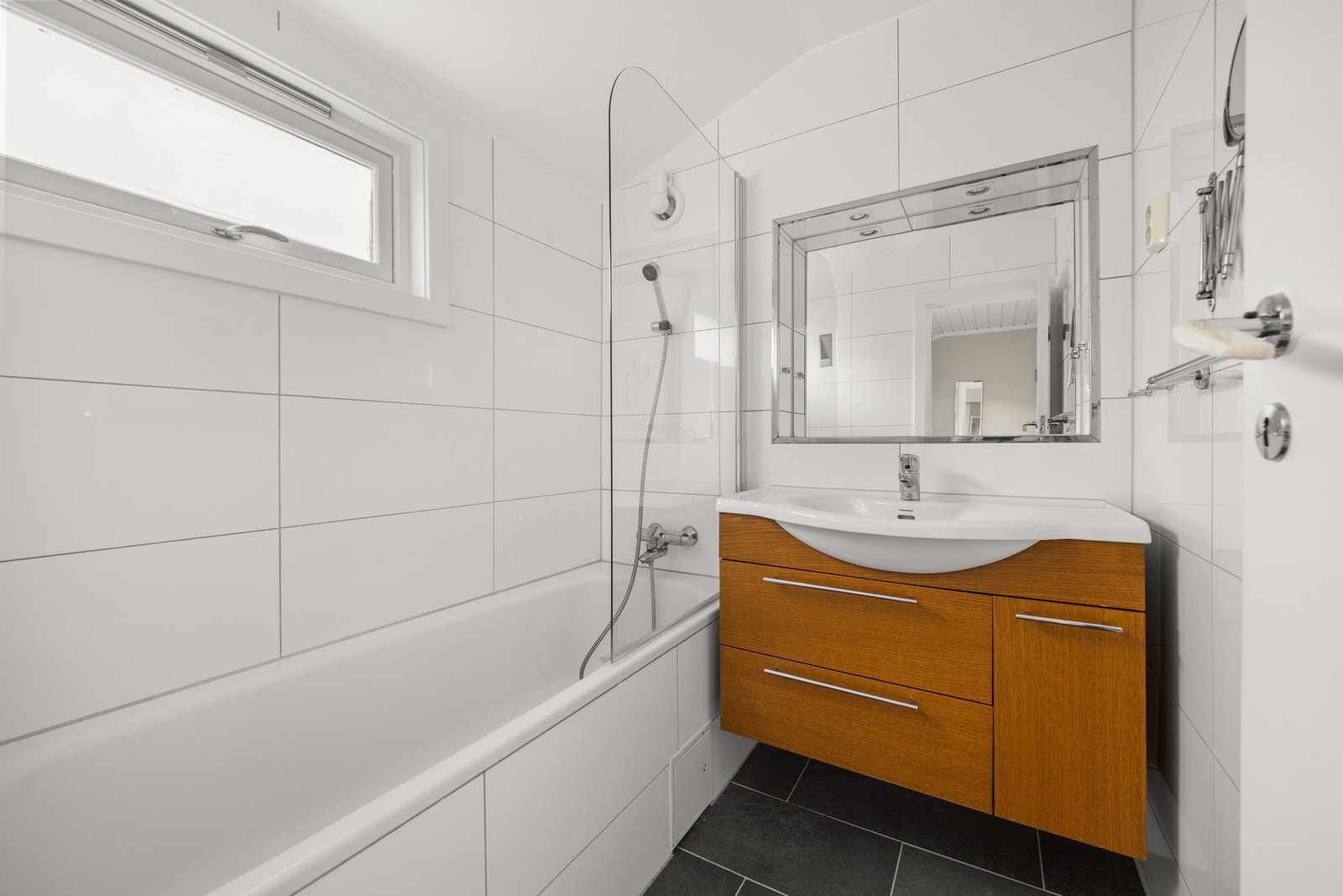 Bad med innbydende badekar - perfekt for avslapning. Galleribilde