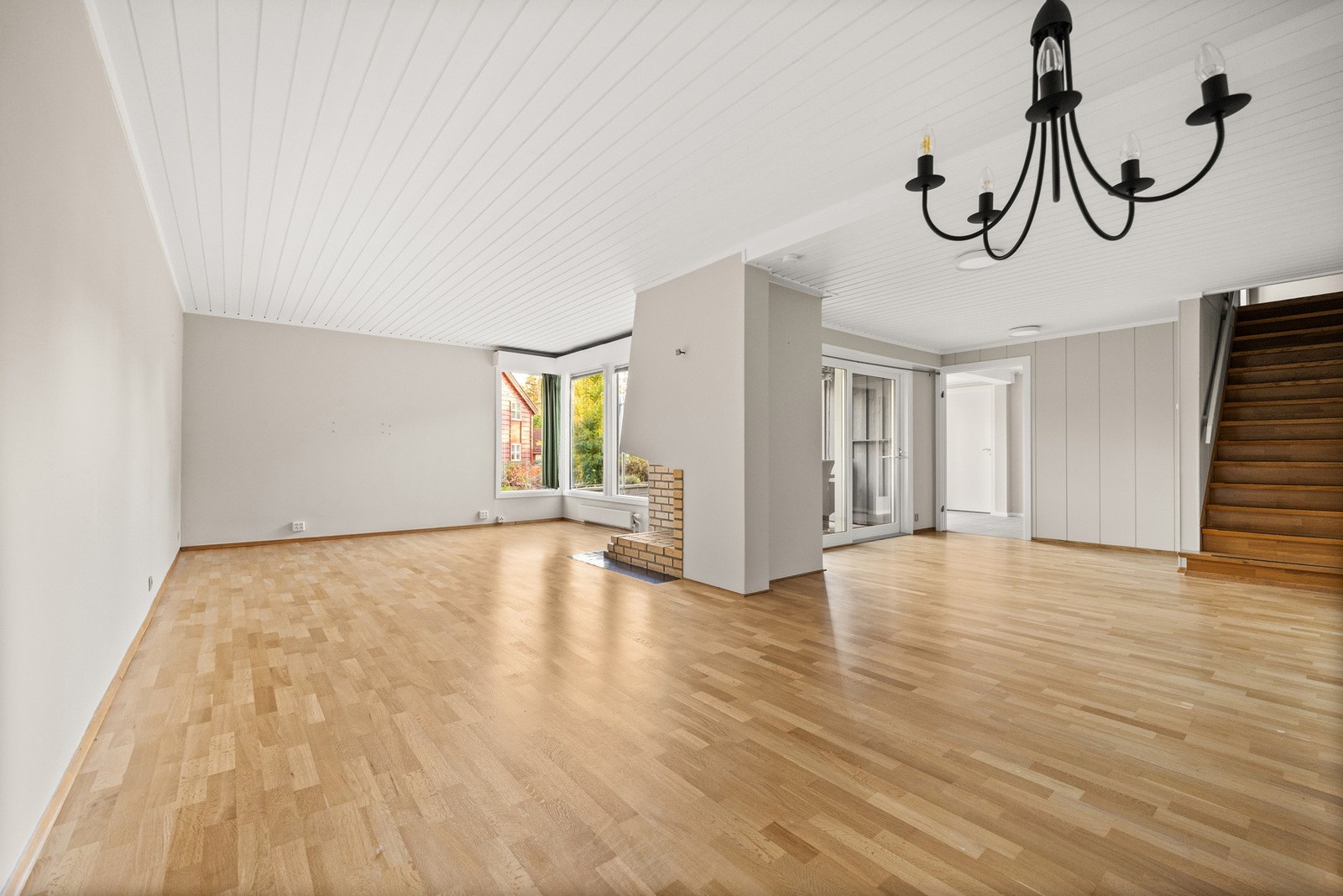 Fra stuen er det videre tilgang til boligens spisestuedel. Galleribilde