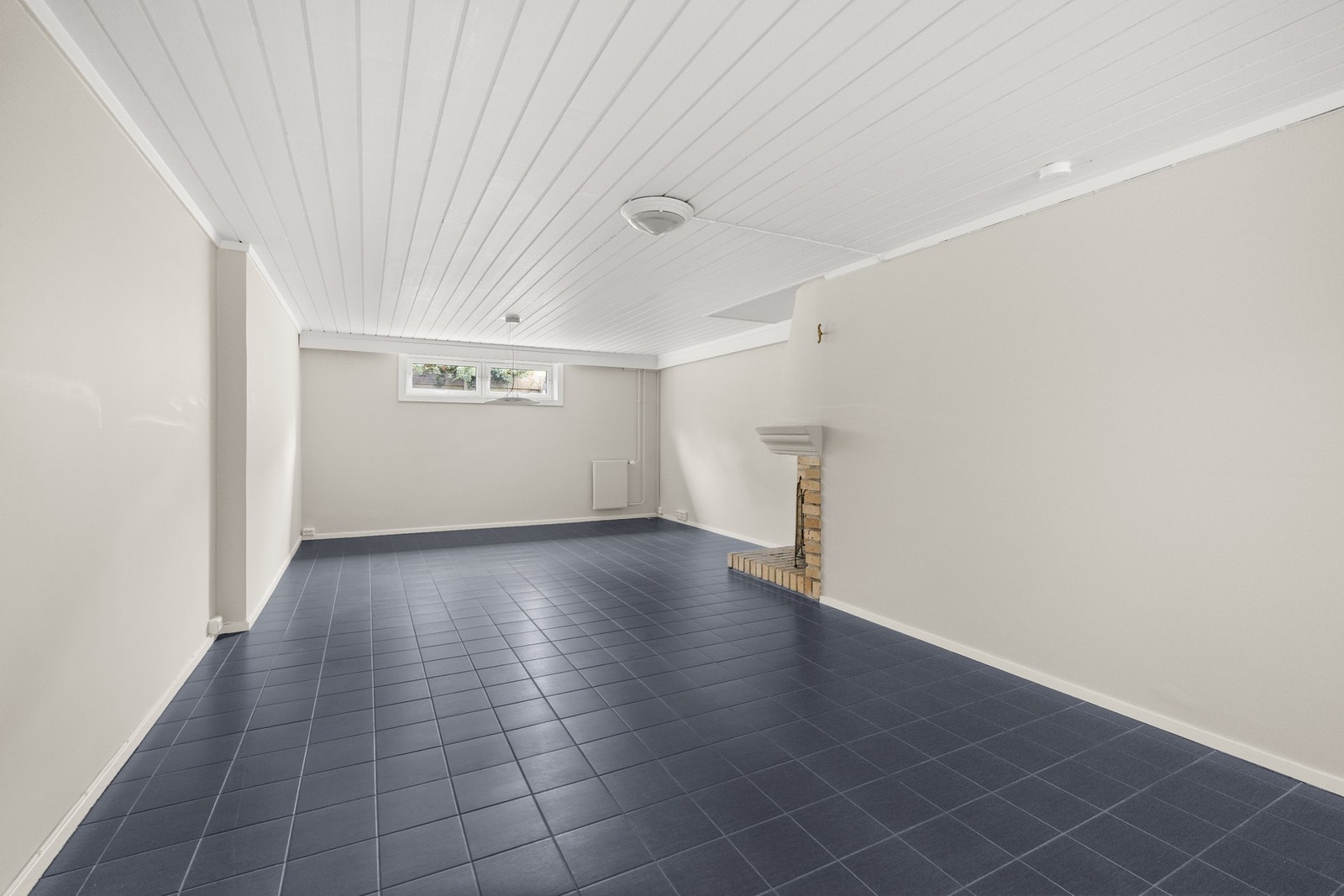 Rom benyttet som kjellerstue med peis - perfekt for hygge og avslapning. Galleribilde